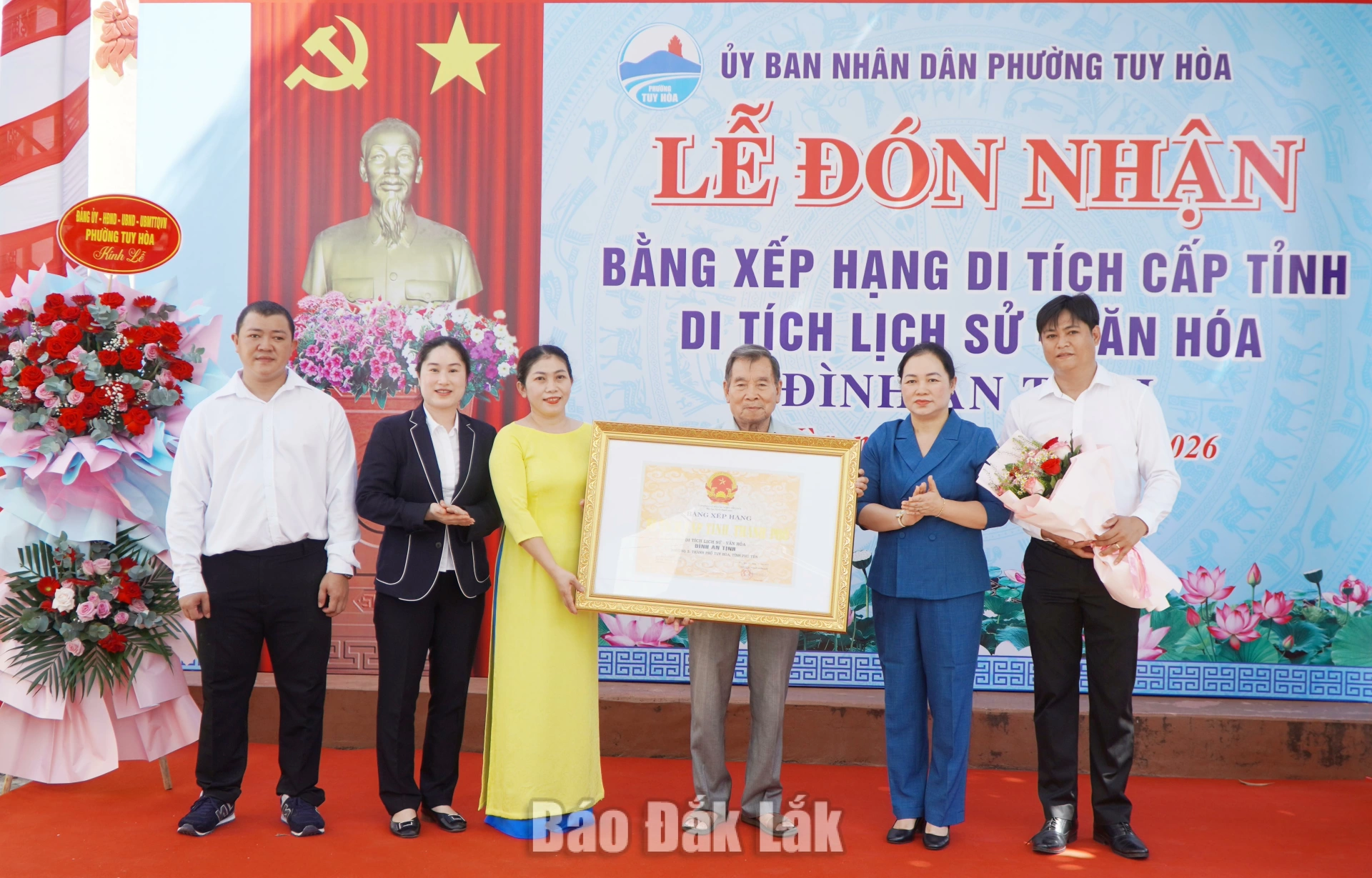 Đồng chí Đào Bảo Minh, Ủy viên Ban Thường vụ Tỉnh ủy, Bí thư Đảng ủy, Chủ tịch HĐND phường Tuy Hòa trao Bằng xếp hạng di tích cấp tỉnh Đình An Tịnh cho khu phố và đơn vị quản lý di tích.
