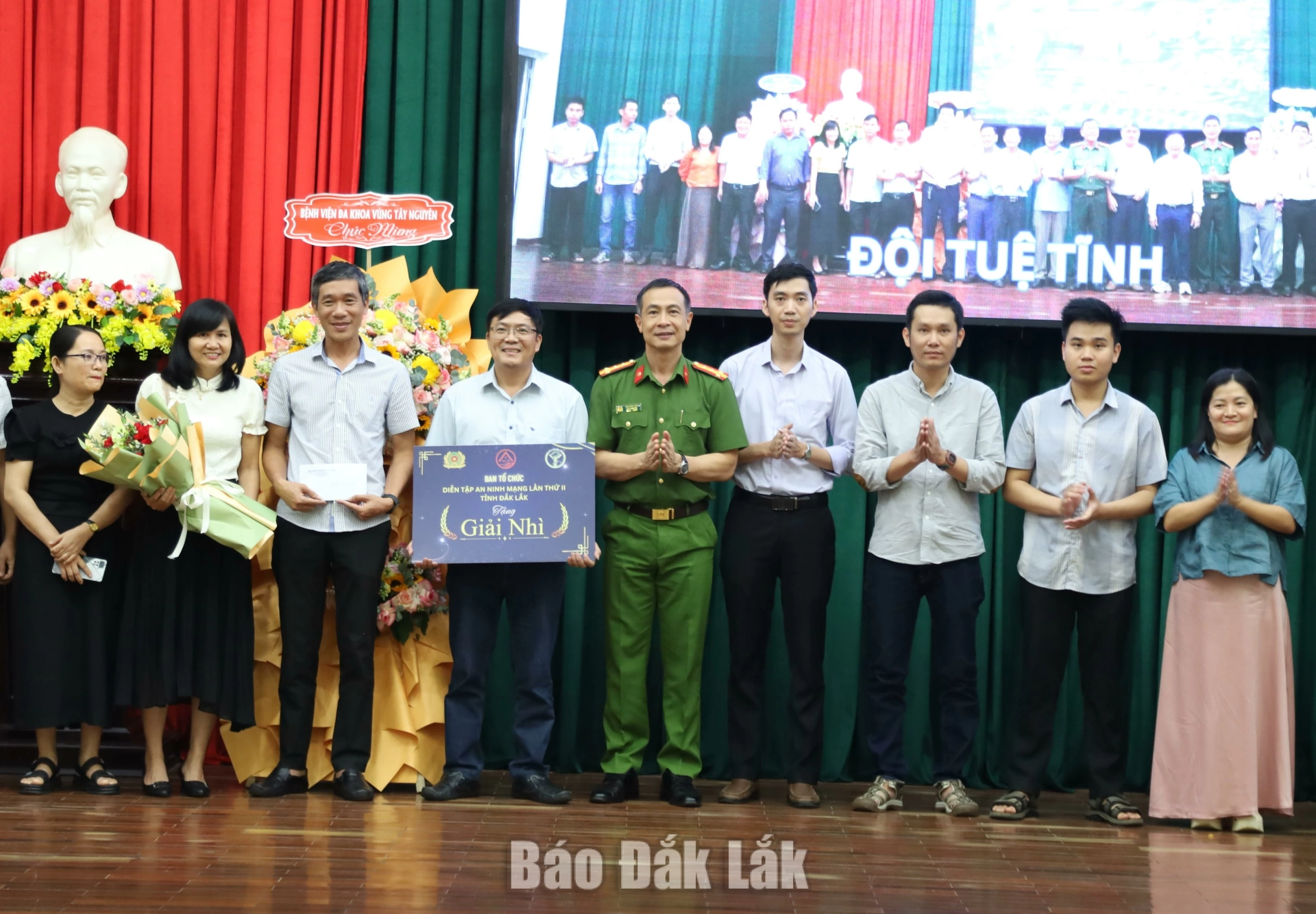 Bế mạc diễn tập thực chiến bảo đảm an ninh mạng tỉnh Đắk Lắk lần thứ hai năm 2026. 5 Đại tá Trần Bình Hưng, Phó Giám đốc Công an tỉnh tặng hoa chúc mừng đội đoạt giải Nhì.