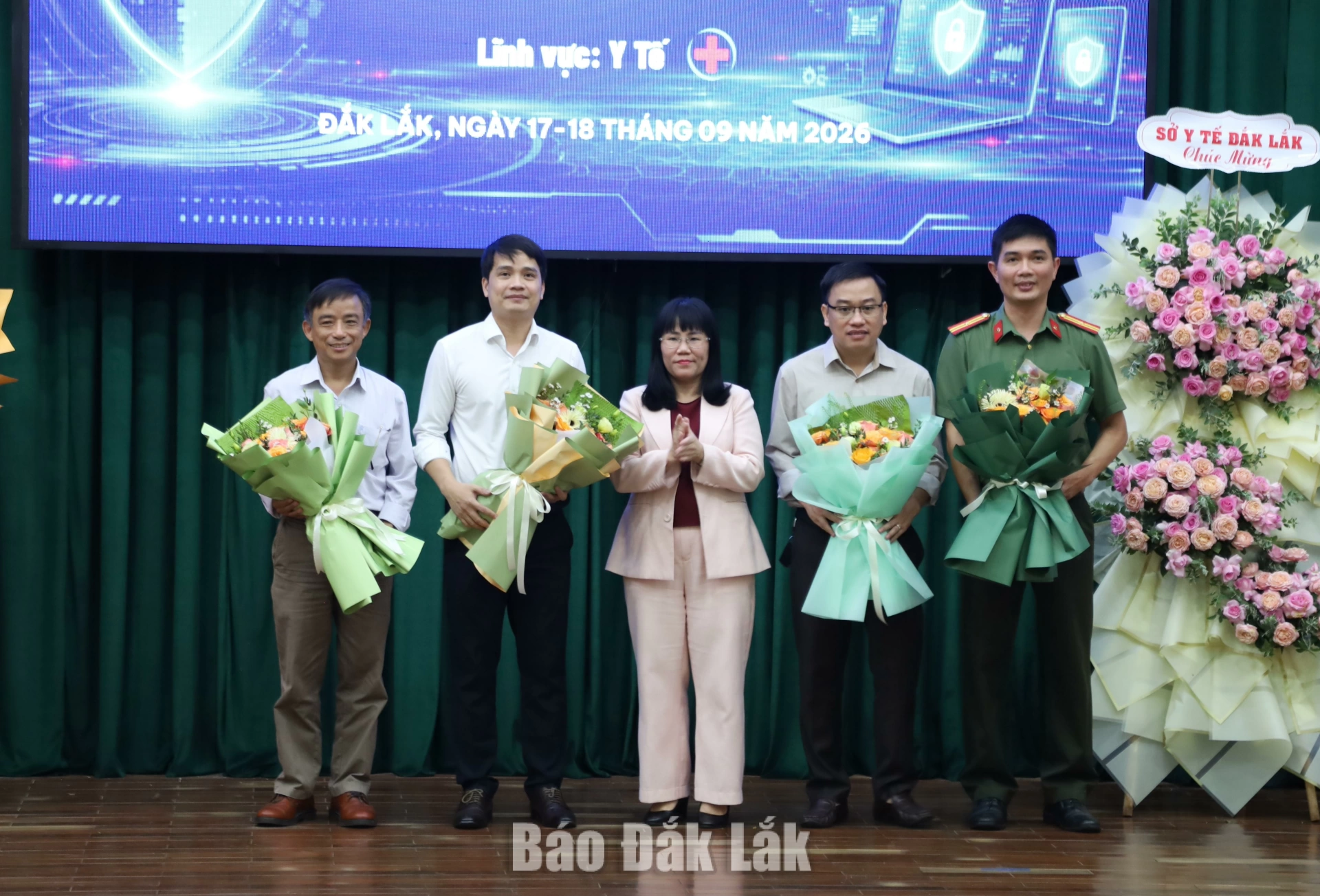 Bế mạc diễn tập thực chiến bảo đảm an ninh mạng tỉnh Đắk Lắk lần thứ hai năm 2026. 3 đồng chí Hồ Thị Nguyên Thảo Ủy viên Ban Thường vụ Tỉnh ủy, Phó Chủ tịch Thường trực UBND tỉnh tặng hoa chúc mừng các đơn vị tổ chức diễn tập thực chiến.