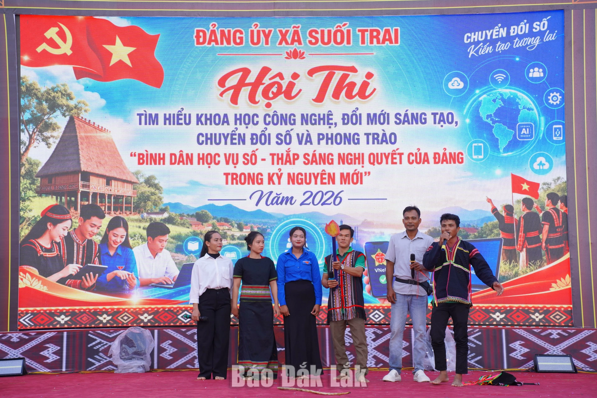 Bế mạc Ngày hội văn hóa, thể thao các dân tộc và khoa học công nghệ, đổi mới sáng tạo, chuyển đổi số xã Suối Trai 2 Ban tổ chức khéo léo lồng ghép cuộc thi chuyển đổi số, tăng hiệu quả tuyên truyền tại ngày hội.
