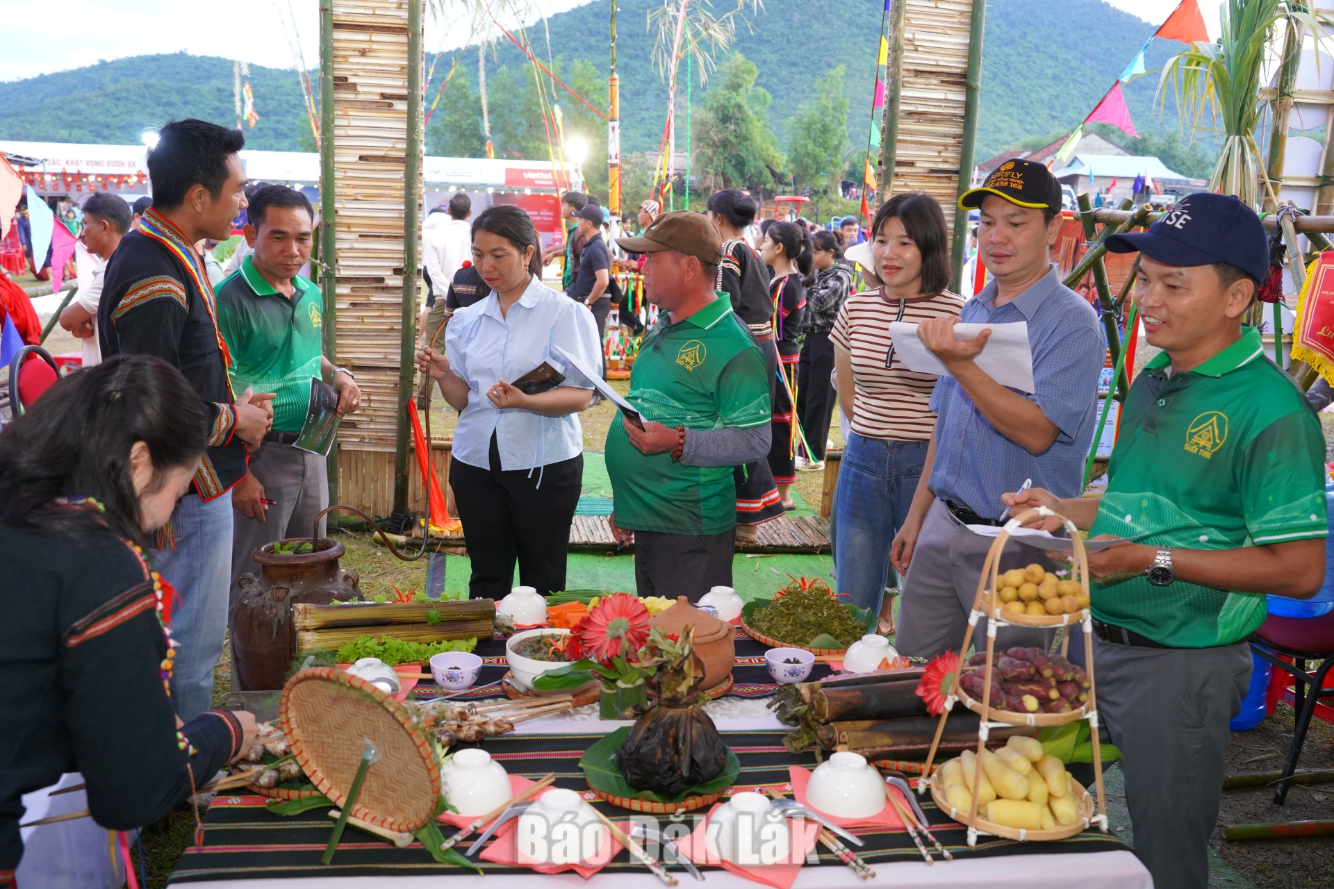 Bế mạc Ngày hội văn hóa, thể thao các dân tộc và khoa học công nghệ, đổi mới sáng tạo, chuyển đổi số xã Suối Trai 1 Các hoạt động văn hóa ẩm thực thu hút sự quan tâm của nhiều người tham gia.