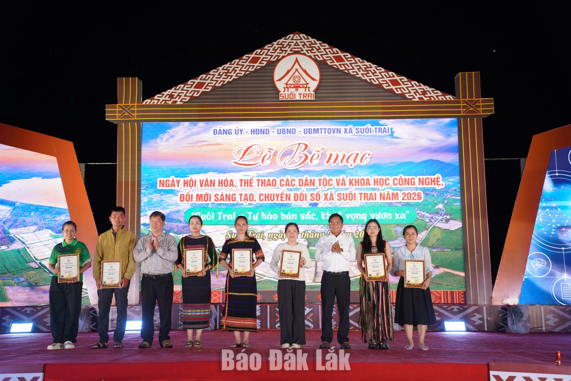 Bế mạc Ngày hội văn hóa, thể thao các dân tộc và khoa học công nghệ, đổi mới sáng tạo, chuyển đổi số xã Suối Trai 4 Lãnh đạo xã Suối Trai trao giải cho các đơn vị xuất sắc tại ngày hội