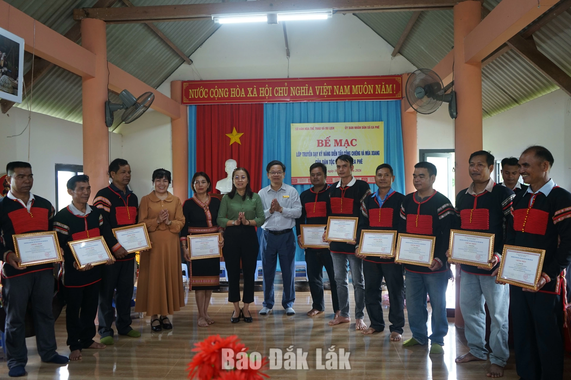 Đại diện lãnh đạo Sở VHTT&L cùng chính quyền địa phương trao chứng nhận cho các học viên hoàn thành khóa học