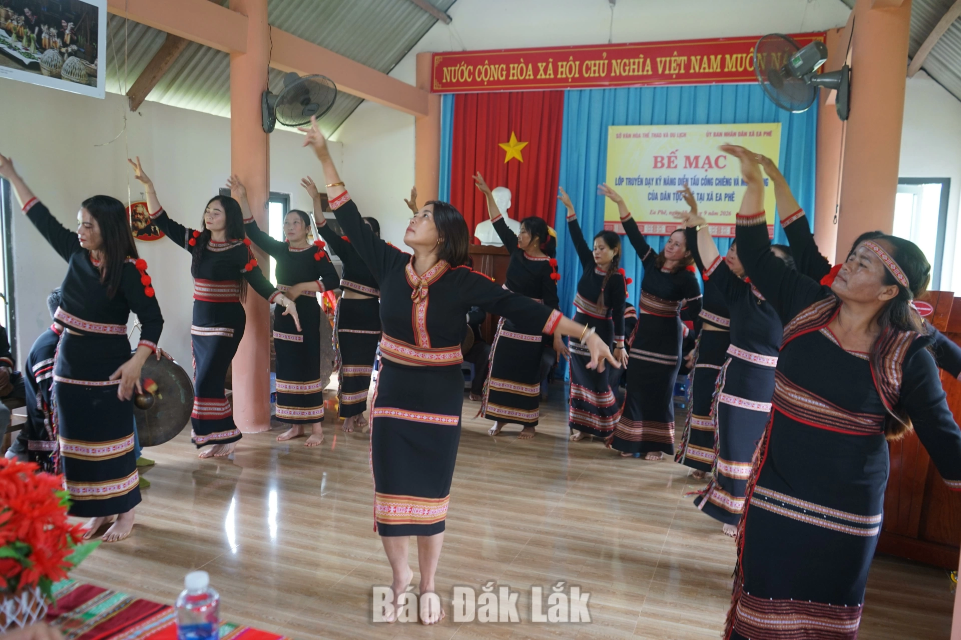 Học viên trình diễn múa xoang sau thời gian được tuyền dạy