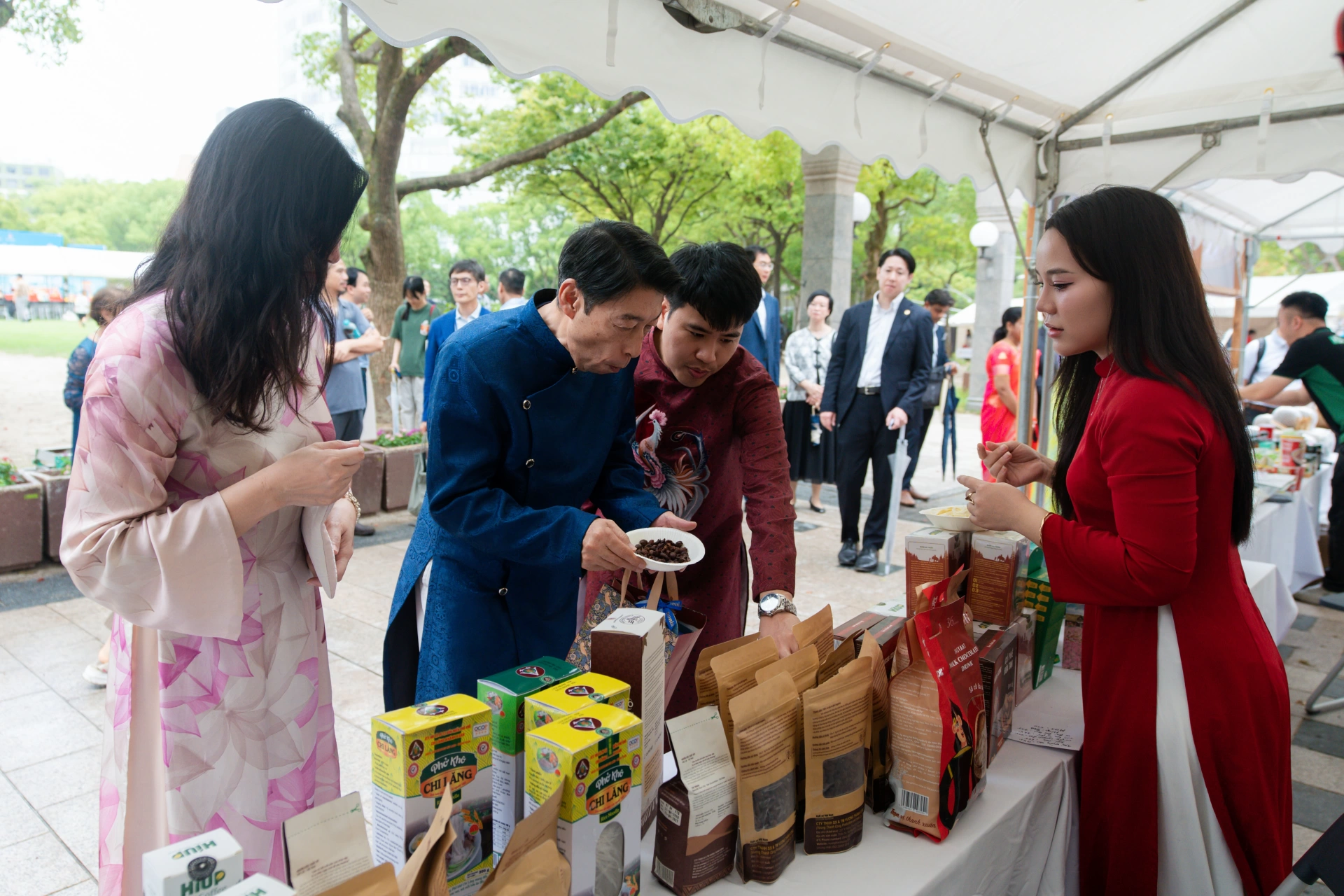 Quảng bá nông sản Đắk Lắk trong sự kiện “Viet Nam Day 2026” ở Nhật Bản 1 Thống đốc tỉnh Fukuoka Hattori Seitaro và các đại biểu tìm hiểu các sản phẩm nông sản Đắk Lắk.