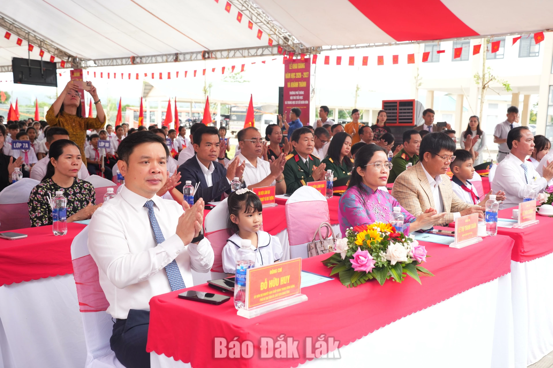 Bí thư Tỉnh ủy Lương Nguyễn Minh Triết và Chủ tịch UBND tỉnh Đỗ Hữu Huy dự Lễ khai giảng tại xã biên giới Buôn Đôn 2 Đồng chí Đỗ Hữu Huy, Ủy viên dự khuyết Trung ương Đảng, Phó Bí thư Tỉnh ủy, Chủ tịch UBND tỉnh và các đại biểu dự lễ khai giảng.