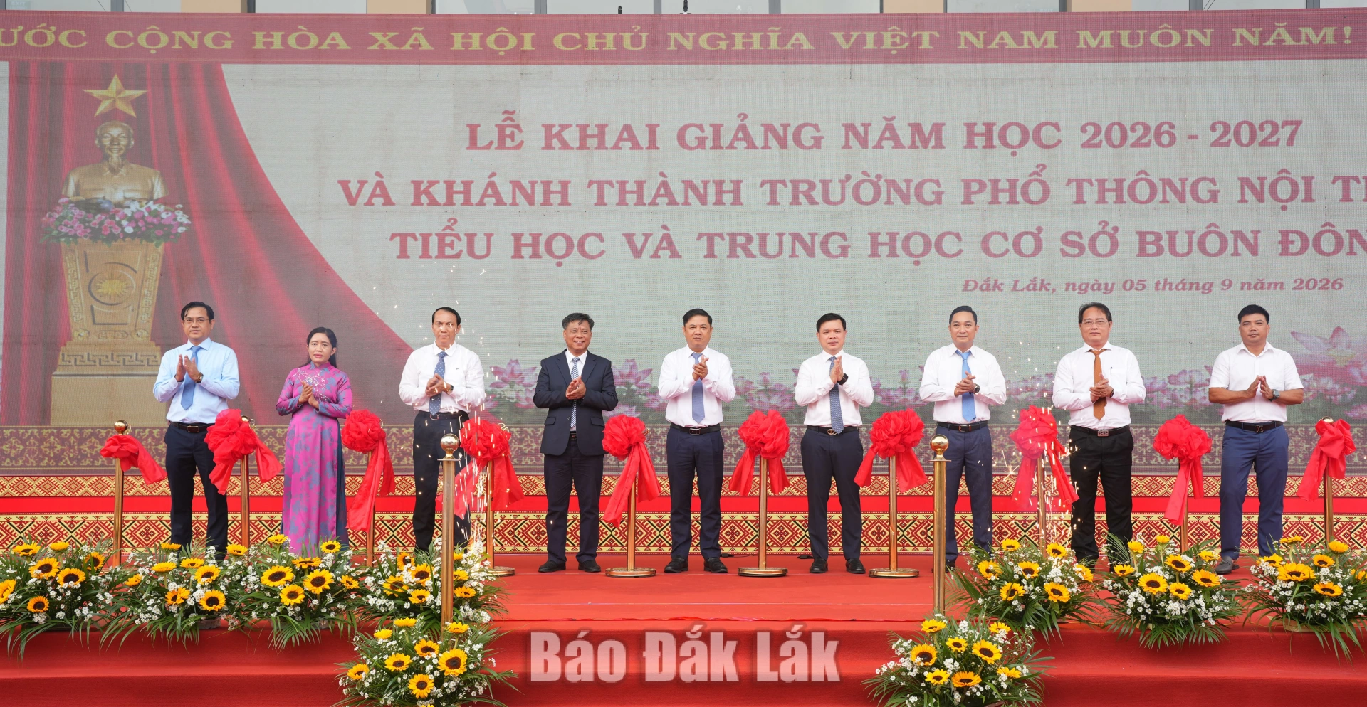 Bí thư Tỉnh ủy Lương Nguyễn Minh Triết và Chủ tịch UBND tỉnh Đỗ Hữu Huy dự Lễ khai giảng tại xã biên giới Buôn Đôn 3 Các đồng chí: Lương Nguyễn Minh Triết, Ủy viên Trung ương Đảng, Bí thư Tỉnh ủy, Trưởng Đoàn ĐBQH tỉnh; Đỗ Hữu Huy, Ủy viên dự khuyết Trung ương Đảng, Phó Bí thư Tỉnh ủy, Chủ tịch UBND tỉnh và các đại biểu cắt băng khánh thành Trường Phổ thông nội trú Tiểu học và THCS Buôn Đôn.