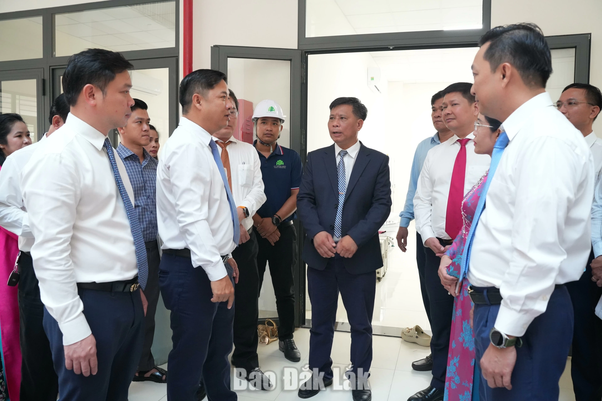 Bí thư Tỉnh ủy Lương Nguyễn Minh Triết và Chủ tịch UBND tỉnh Đỗ Hữu Huy dự Lễ khai giảng tại xã biên giới Buôn Đôn 7 Bí thư Tỉnh ủy Lương Nguyễn Minh Triết và Chủ tịch UBND tỉnh Đỗ Hữu Huy dự Lễ khai giảng tại xã biên giới Buôn Đôn.