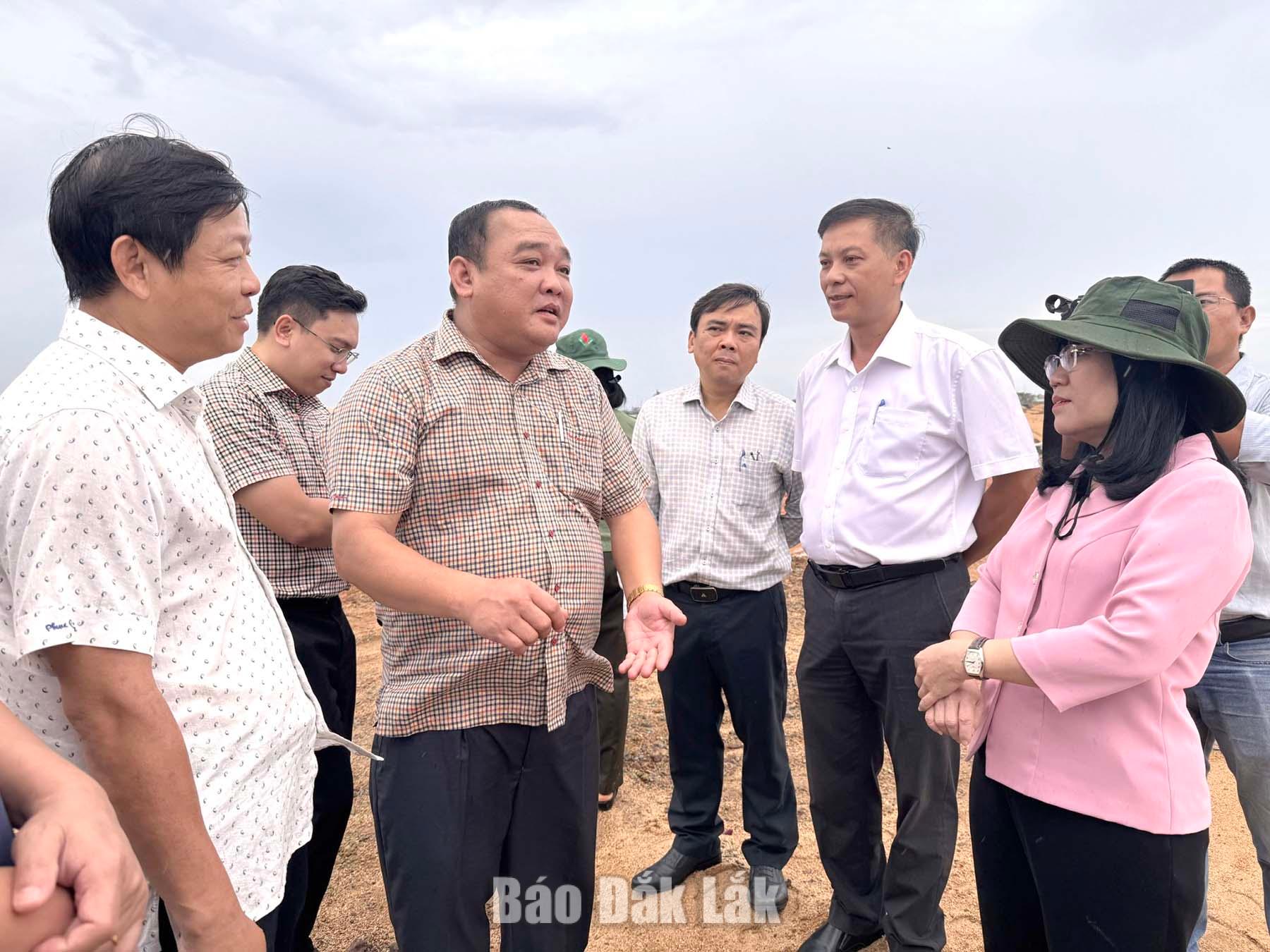 Ủy viên Ban Thường vụ Tỉnh ủy, Phó Chủ tịch Thường trực UBND tỉnh Hồ Thị Nguyên Thảo kiểm tra tiến độ thực hiện dự án Hạ tầng kỹ thuật khu dân cư phía Nam thuộc Khu đô thị mới Nam TP Tuy Hòa.
