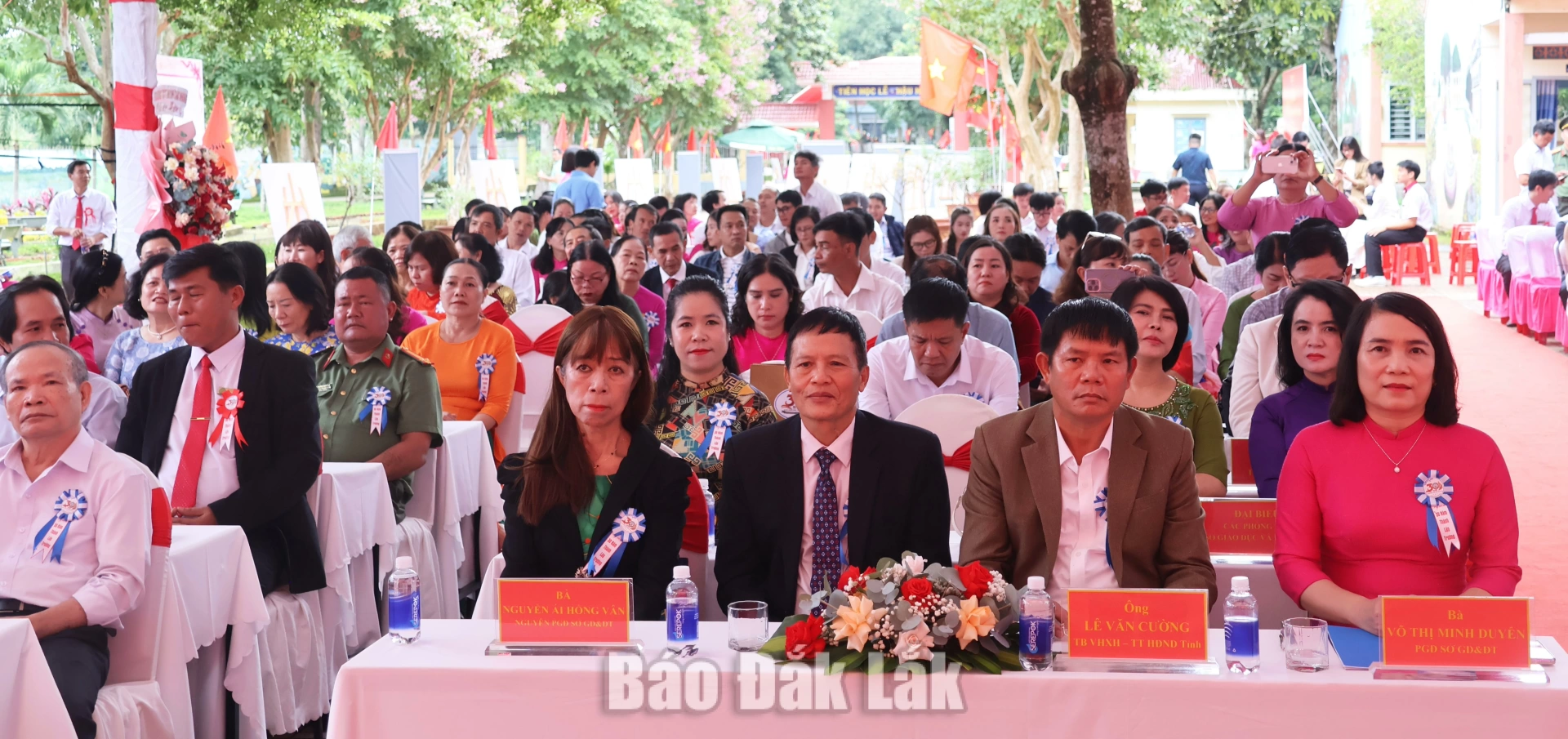 Các đại biểu tham dự buổi lễ.