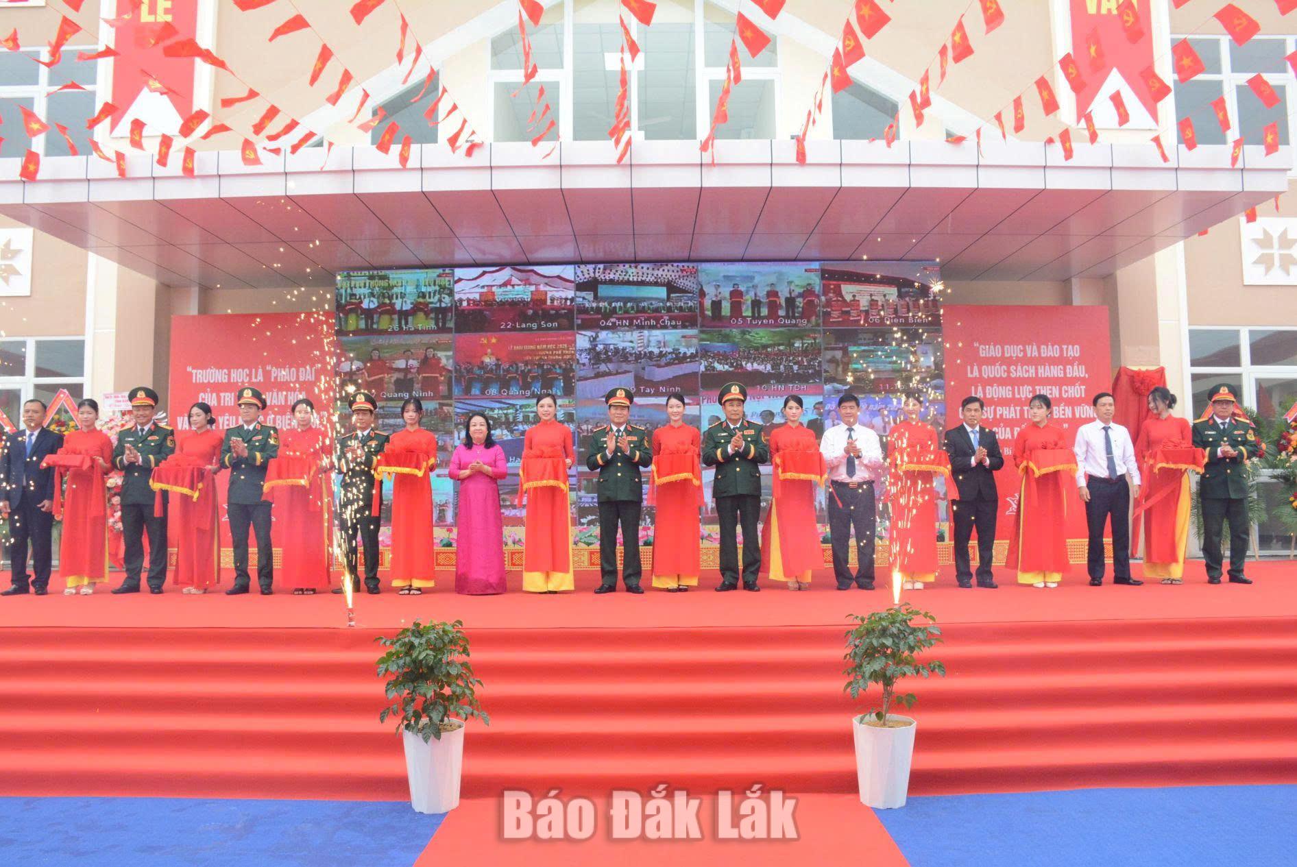 Khánh thành, khai giảng năm học mới tại Trường Phổ thông nội trú Tiểu học và THCS Ea Rốk 3 Cắt băng khánh thành công trình trường học.