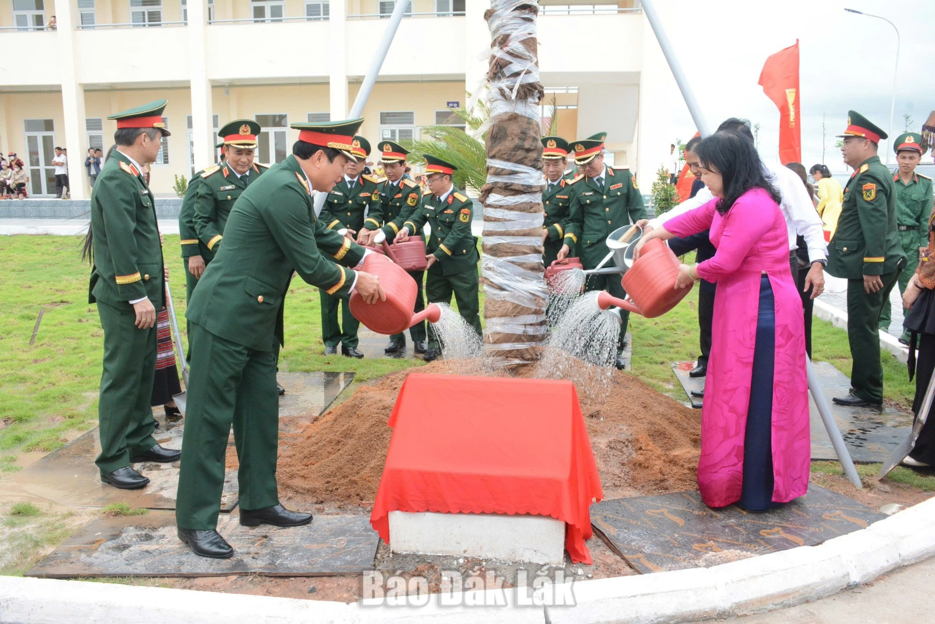 Khánh thành, khai giảng năm học mới tại Trường Phổ thông nội trú Tiểu học và THCS Ea Rốk 5 Các đại biểu trồng cây lưu niệm.