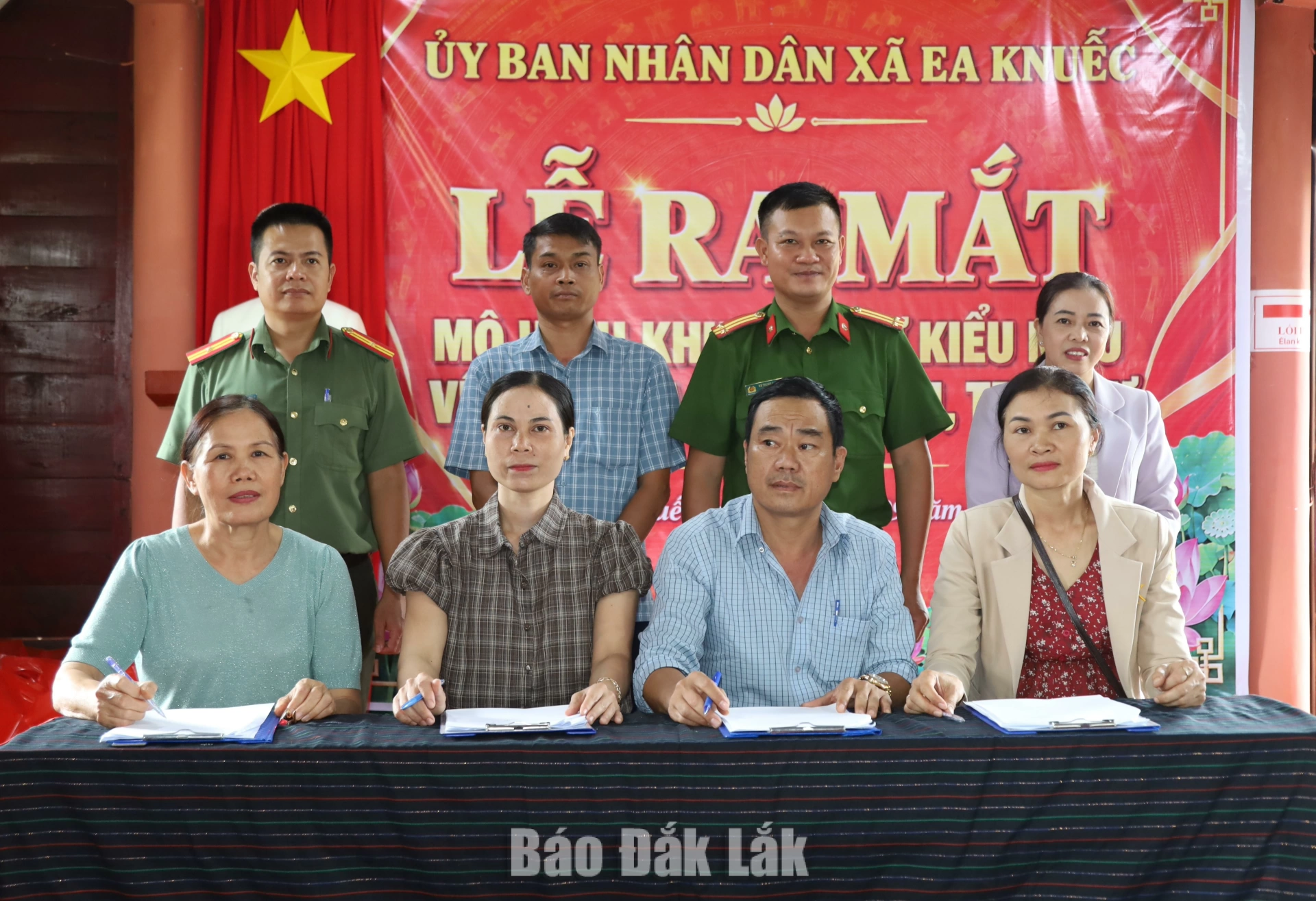 Đại diện các thôn, buôn thực hiện lý cam kết thực hiện mô hình.