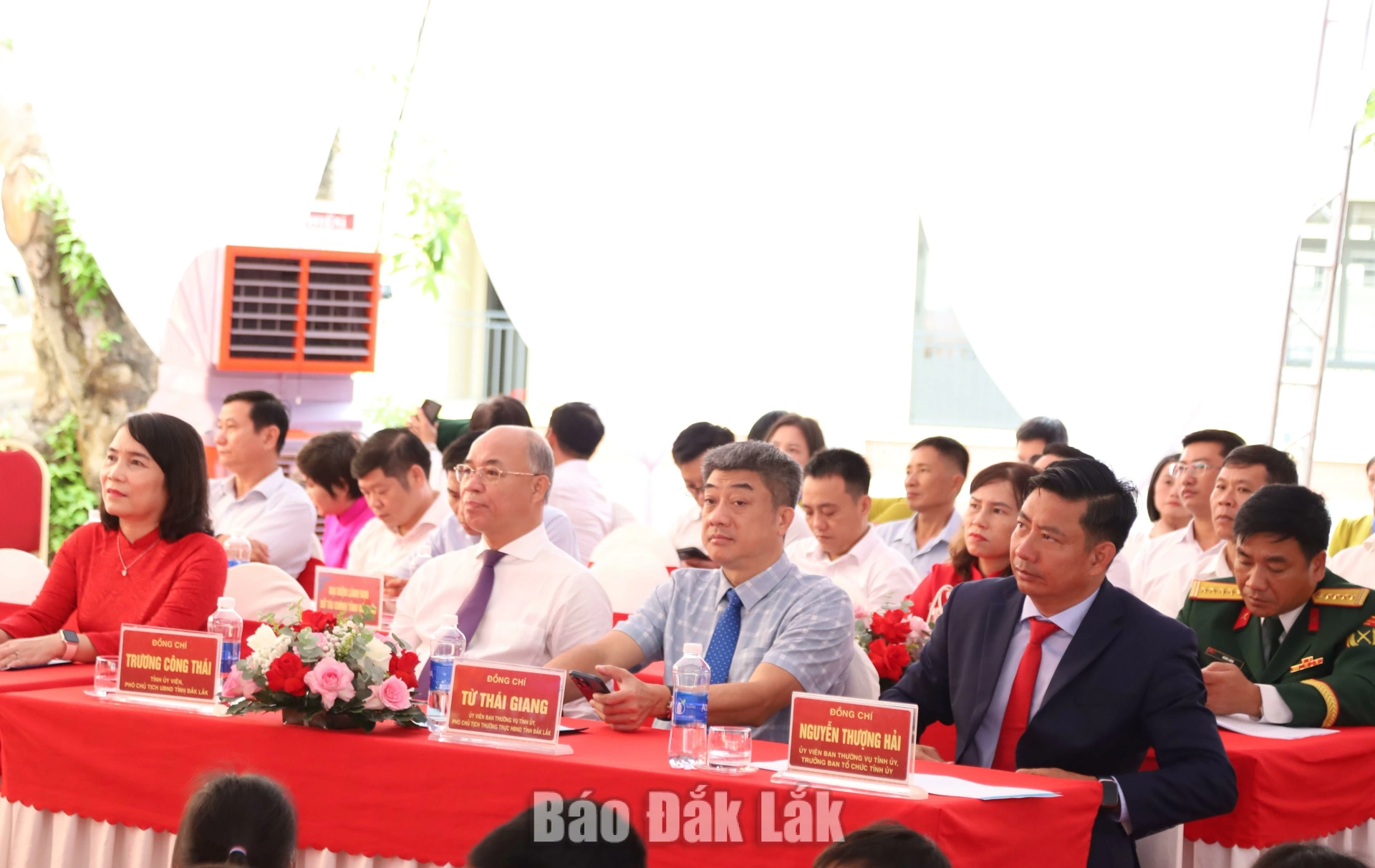 Các đại biểu tham dự lễ khai giảng.