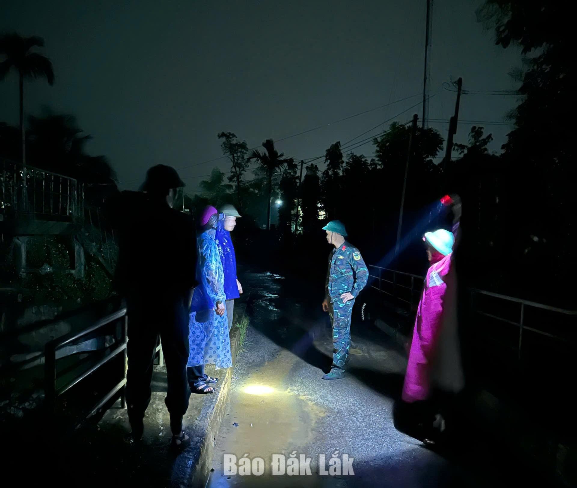 Lãnh đạo UBND xã Ea Knuếc kiểm tra an toàn hồ đập sau mưa lớn 1 Lãnh đạo UBND xã Ea Knuếc kiểm tra an toàn các hồ đập trên địa bàn xã.
