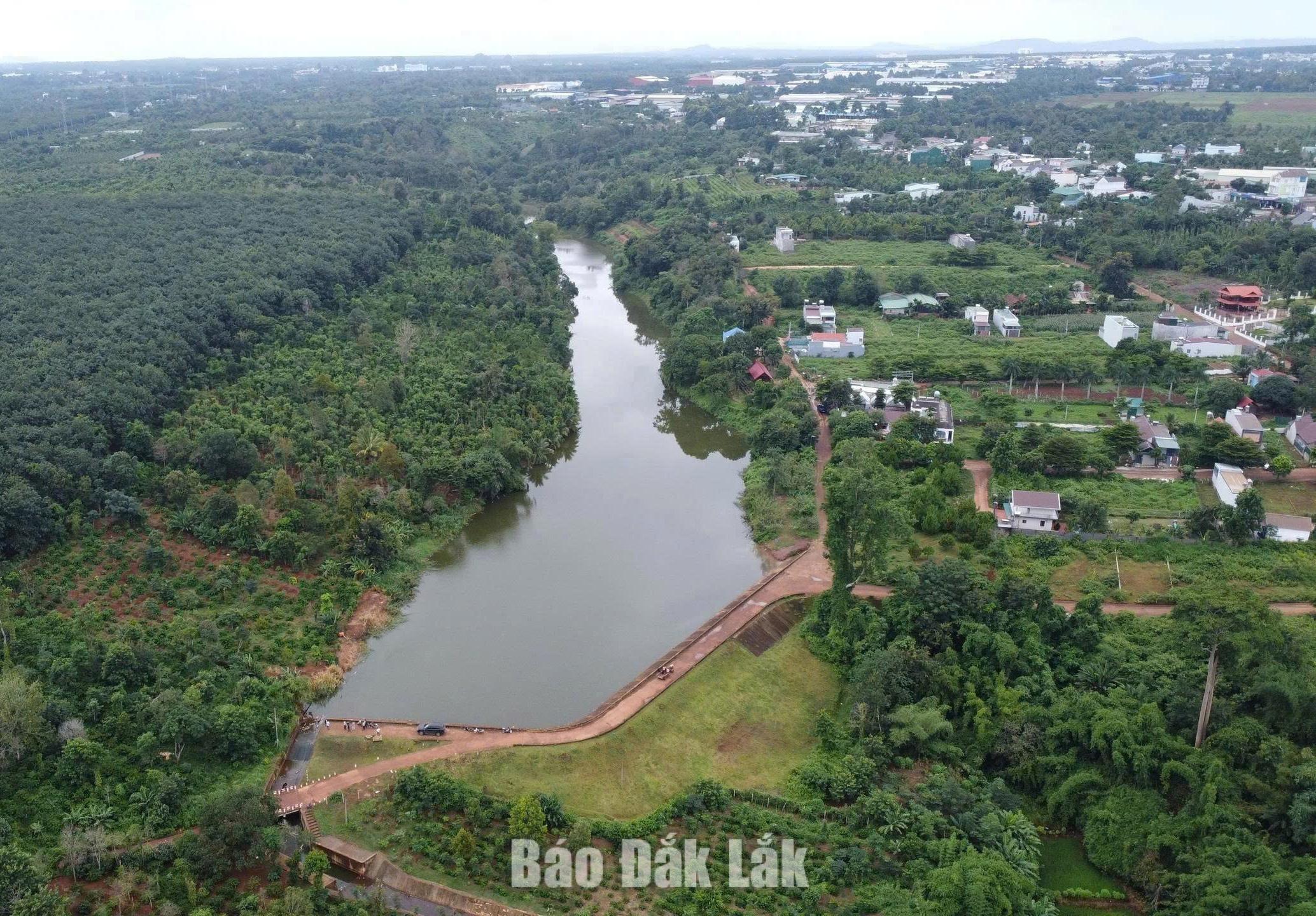 Toàn cảnh hồ Ea Trum.