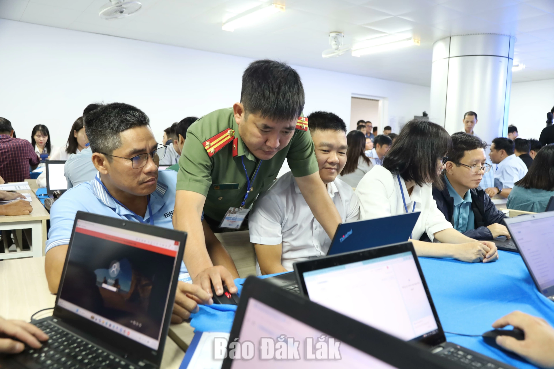 Diễn tập thực chiến bảo đảm an ninh mạng tỉnh Đắk Lắk 4 Cán bộ Phòng An ninh mạng và phòng chống tội phạm sử dụng công nghệ cao xử lý kỹ thuật trước khi phần thi bắt đầu.