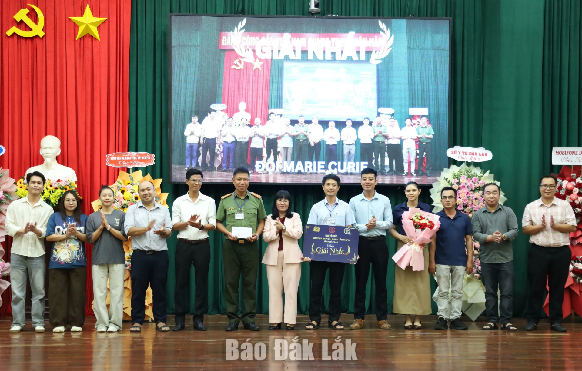 Bế mạc diễn tập thực chiến bảo đảm an ninh mạng tỉnh Đắk Lắk lần thứ hai năm 2026. 4 Đội thi đoạt giải Nhất được tặng hoa và hứng nhận.
