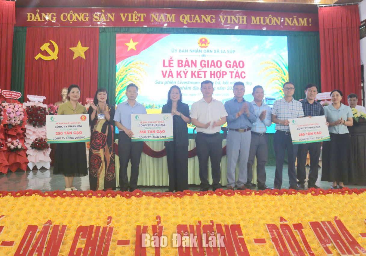 Xã Ea Súp: Giao dịch thành công 850 tấn gạo đặc sản sau phiên livestream 1 Lãnh đạo xã Ea Súp và các doanh nghiệp thỏa thuận hợp tác.