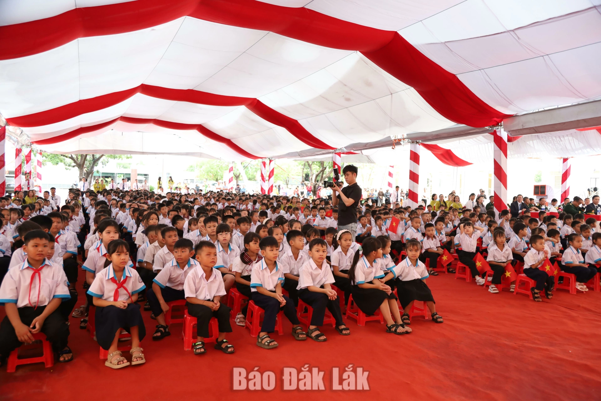 Các em học sinh tham gia lễ khai giảng năm học mới 2027 - 2027.