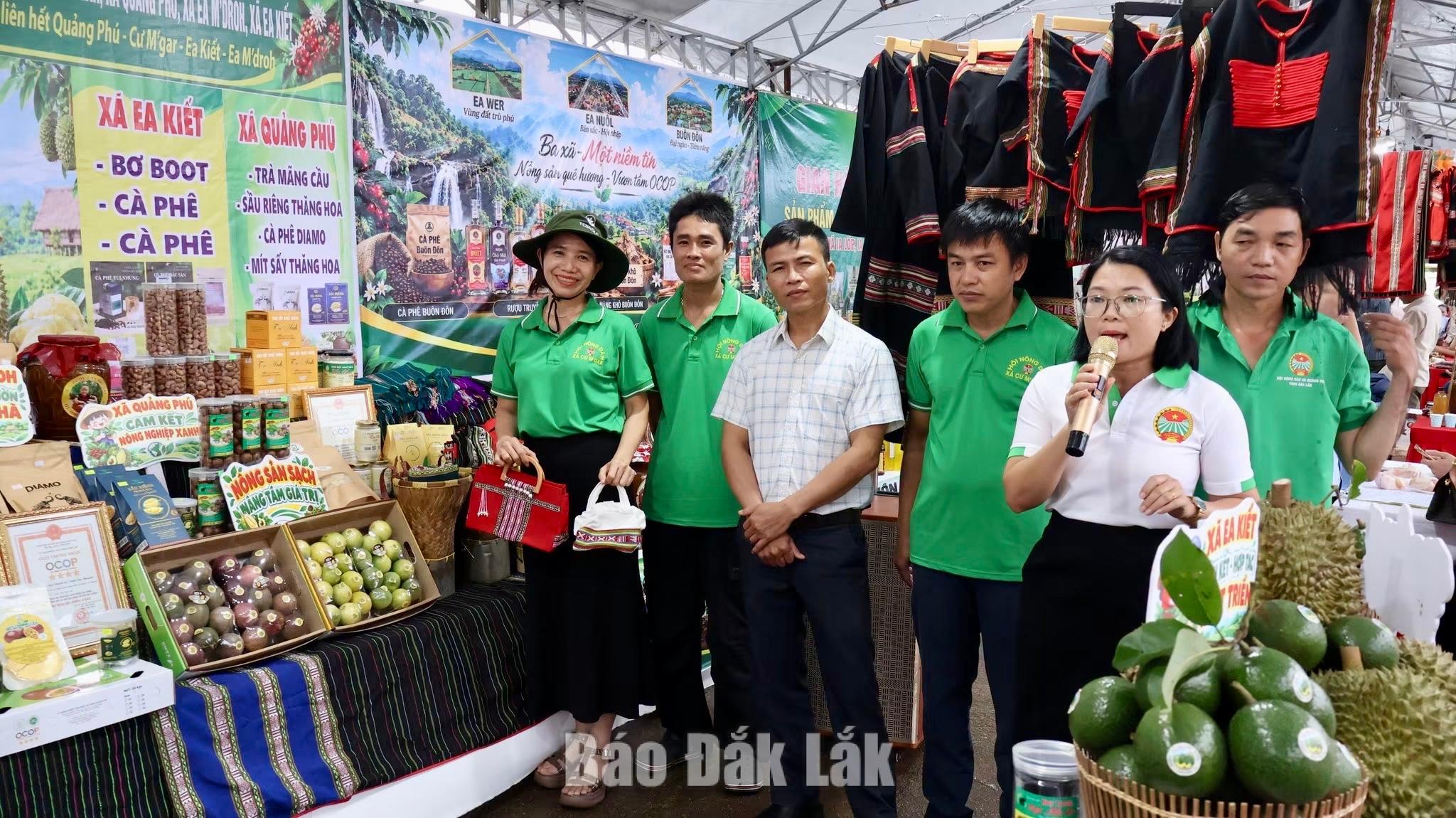 Đồng hành cùng nông dân vươn ra thị trường số 2 Nông dân tại các sản phường tự giới thiệu sản phẩm của mình tại chương trình.