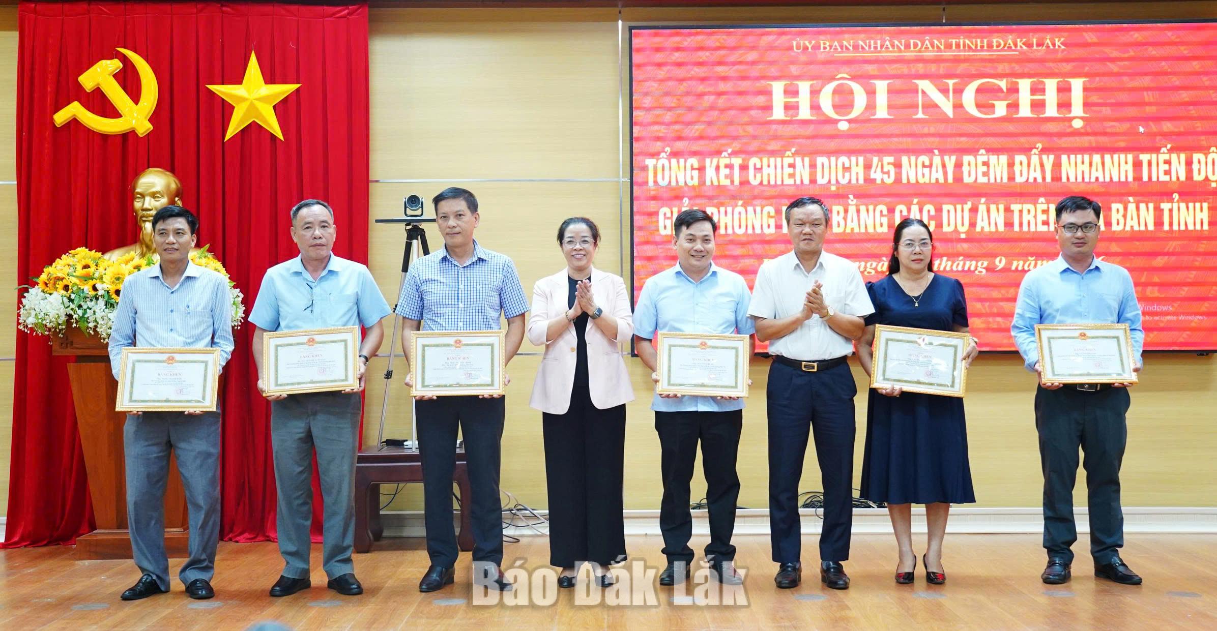 Phó Bí thư Tỉnh ủy Huỳnh Thị Chiến Hòa và Phó Chủ tịch UBND tỉnh Đào Mỹ 
