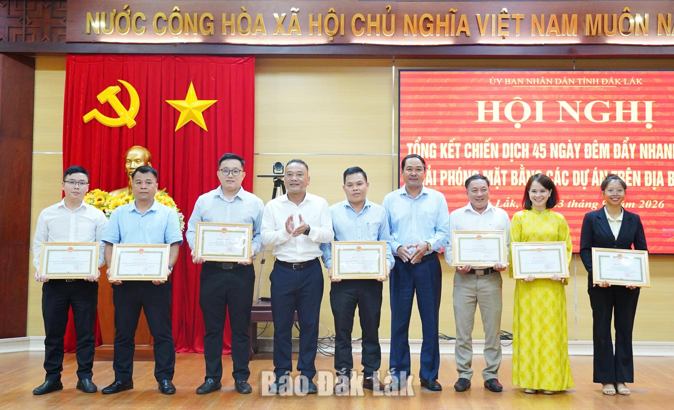 Phó Bí thư Tỉnh ủy Y Giang Gry Niê Knơng và Phó Chủ tịch UBND tỉnh Y Nhuân Bya 