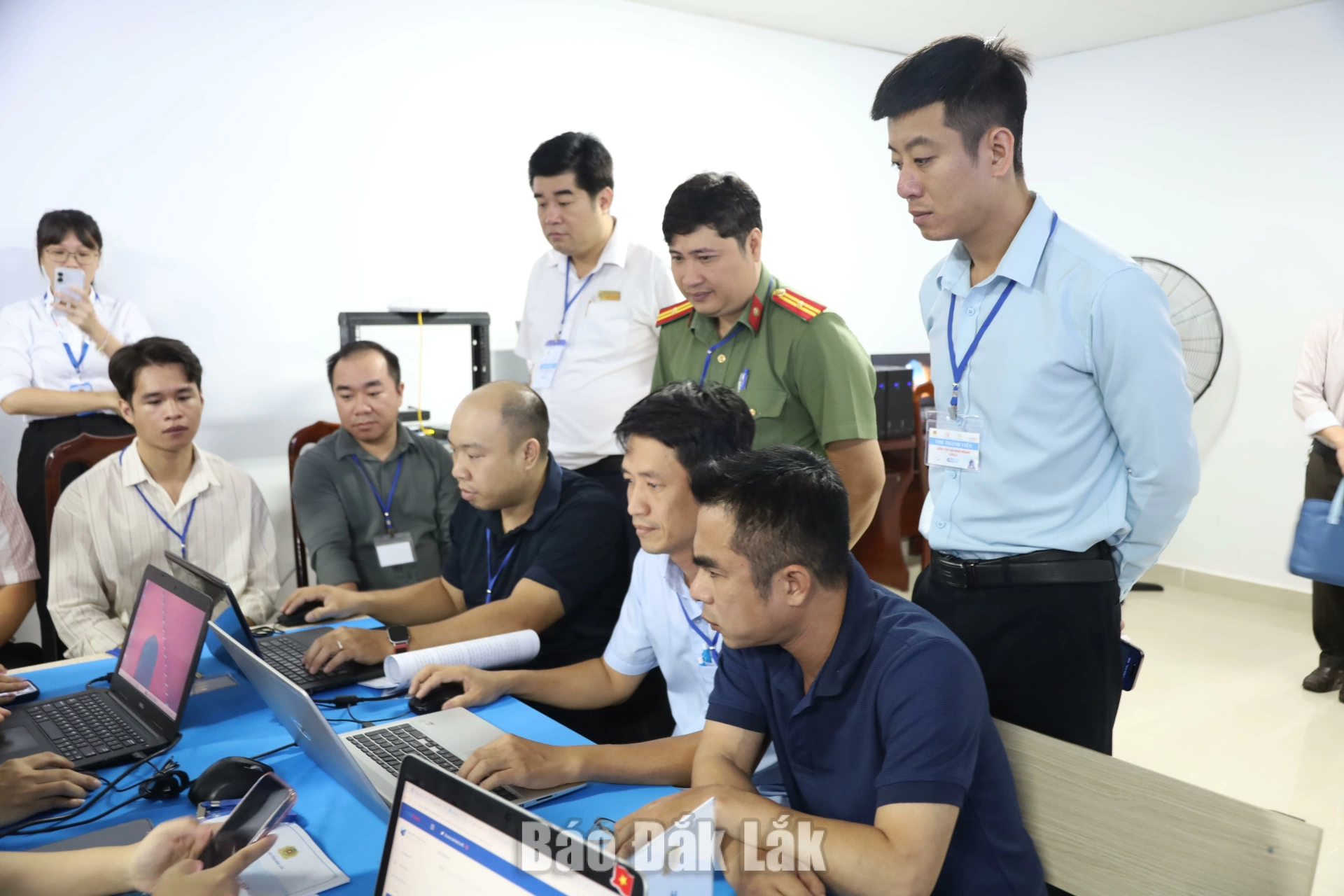 Diễn tập thực chiến bảo đảm an ninh mạng tỉnh Đắk Lắk 5 Các cán bộ coi thi làm nhiệm vụ.