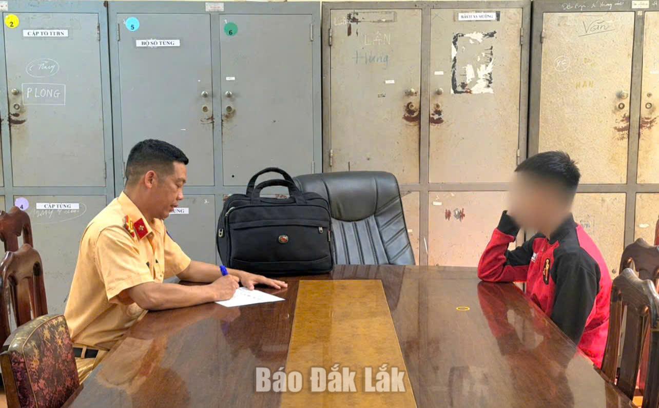 Tổ CSGT địa bàn Buôn Ma Thuột lập biên bản vi phạm hành chính đối với T.T.A. 


