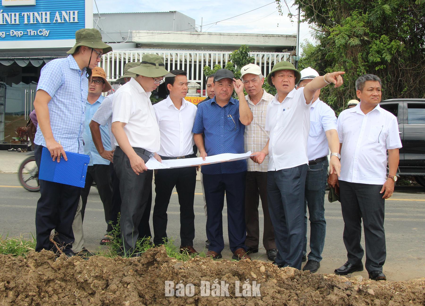 Tỉnh ủy viên, Phó Chủ tịch UBND tỉnh Đào Mỹ kiểm tra tiến độ thực hiện dự án hạ tầng kỹ thuật Khu dân cư phía Đông đường Lạc Long Quân (phường Phú Yên).