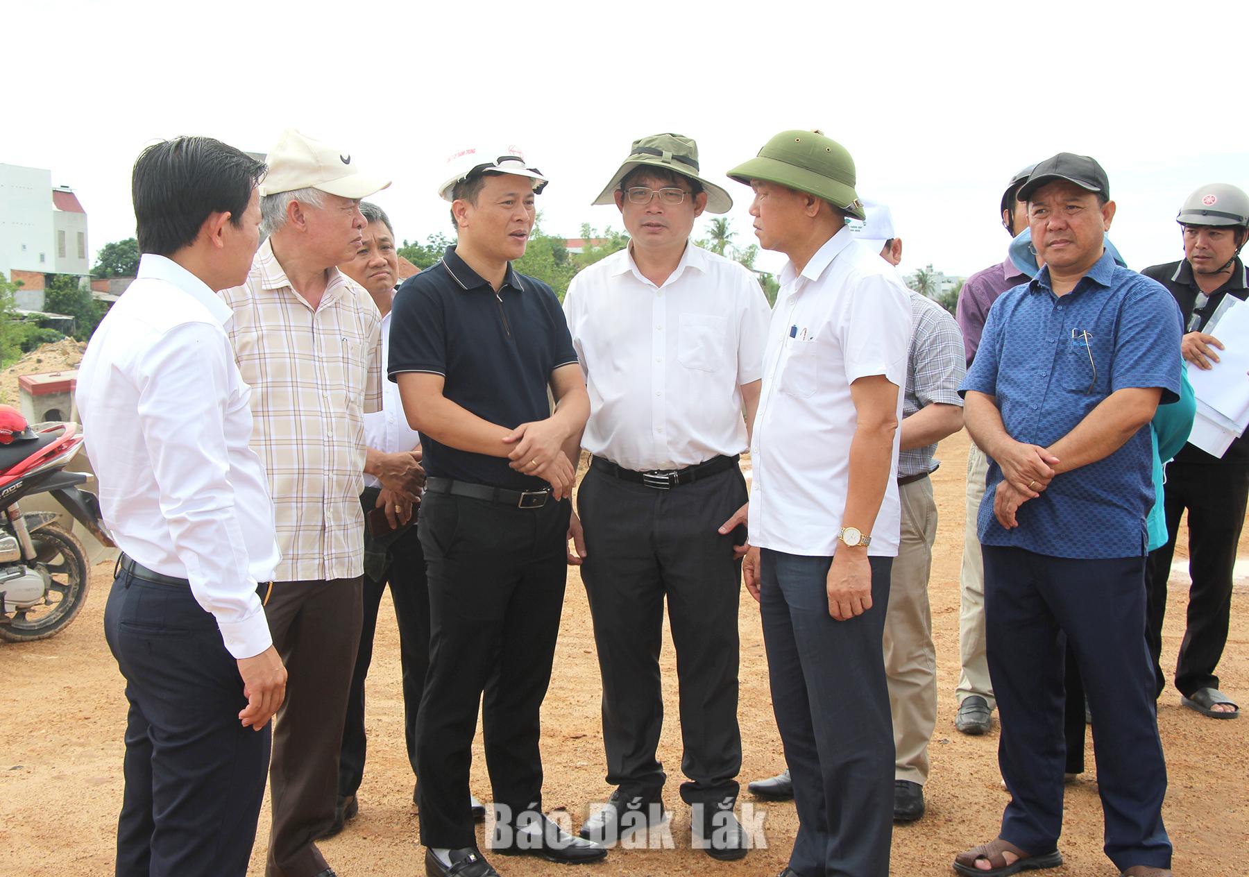 Tổ công tác kiểm tra tiến độ thực hiện dự án đường Nguyễn Trãi nối dài, giai đoạn 2.