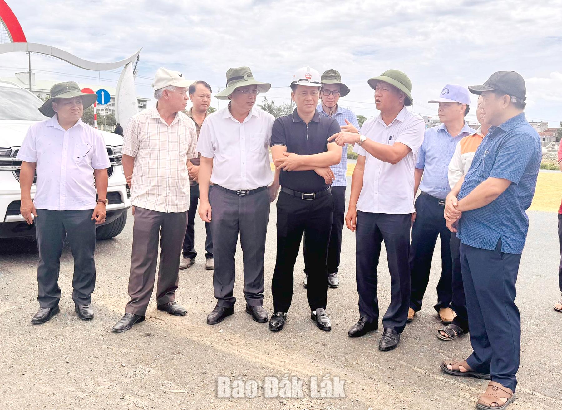 Phó Chủ tịch UBND tỉnh Đào Mỹ kiểm tra tiến độ thi công dự án san lấp mặt bằng, đầu tư hoàn thiện hạ tầng kỹ thuật để bán đấu giá đất dọc hai bên mặt đường Nội thị NB2 nối dài, giai đoạn 1.