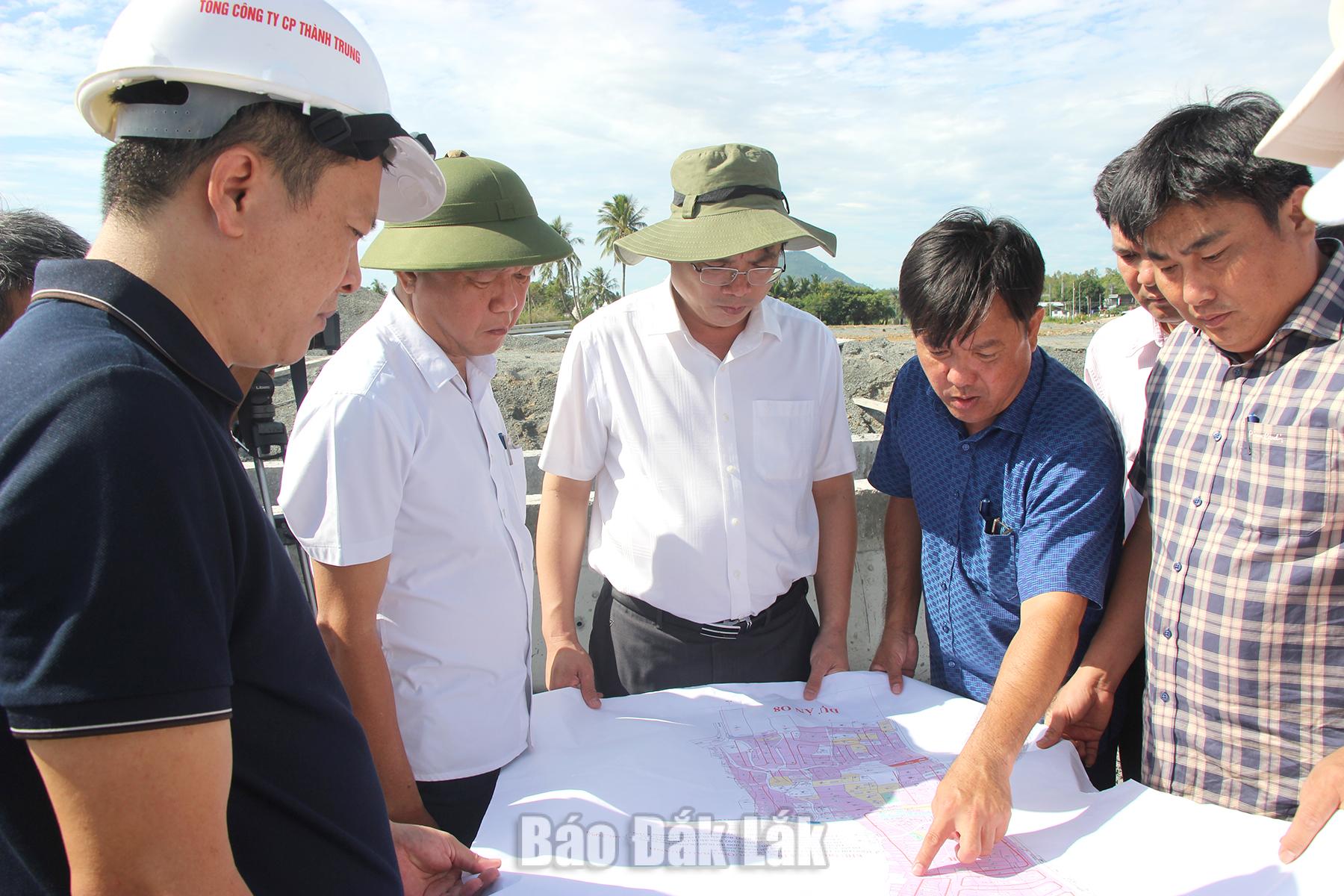 Ông Trà Kim Hội, Giám đốc Ban Quản lý dự án đầu tư xây dựng Tuy Hòa báo cáo về tiến độ giải phóng mặt bằng dự án Hạ tầng kỹ thuật Khu dân cư phía Nam Khu du lịch sinh thái Sao Việt và Khu dân cư phía Tây Trung tâm An điều dưỡng tàu ngầm.