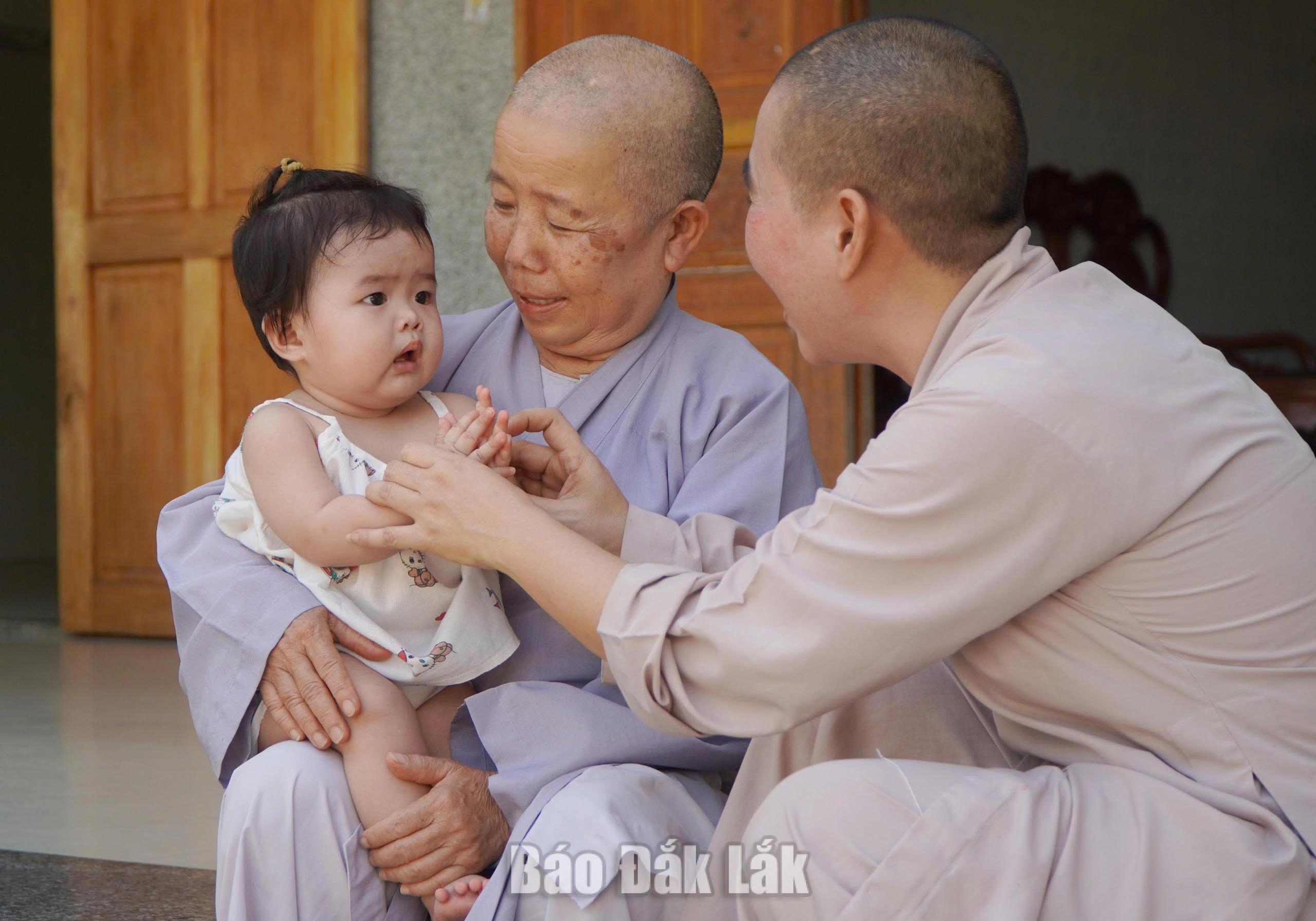 Gieo yêu thương cho trẻ mồ côi 3 Trung tâm nuôi dưỡng trẻ mồ côi – Mái ấm chùa Hải Sơn (phường Sông Cầu) hiện đang nuôi dưỡng cháu bé mồ côi nhỏ nhất mới chỉ 8 tháng tuổi.