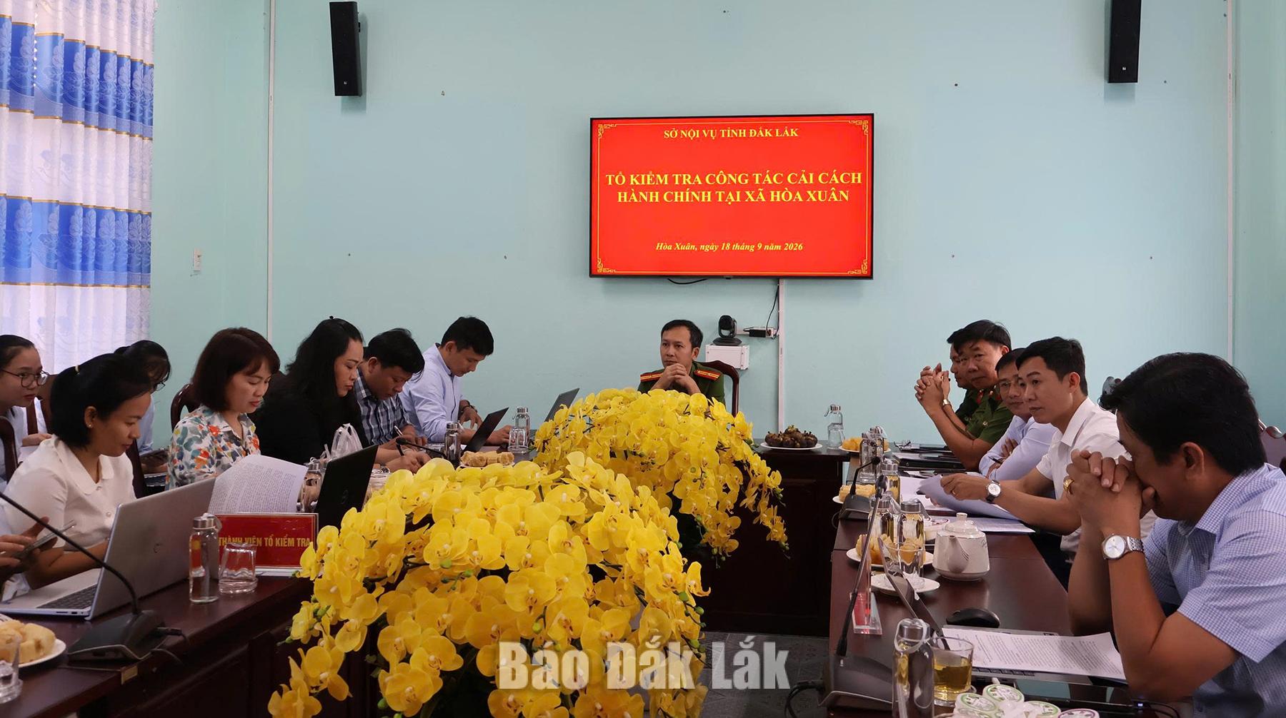 Kiểm tra công tác cải cách hành chính tại xã Hòa Xuân 1 Quang cảnh buổi làm việc của tổ kiểm tra với lãnh đạo xã Hòa Xuân.
