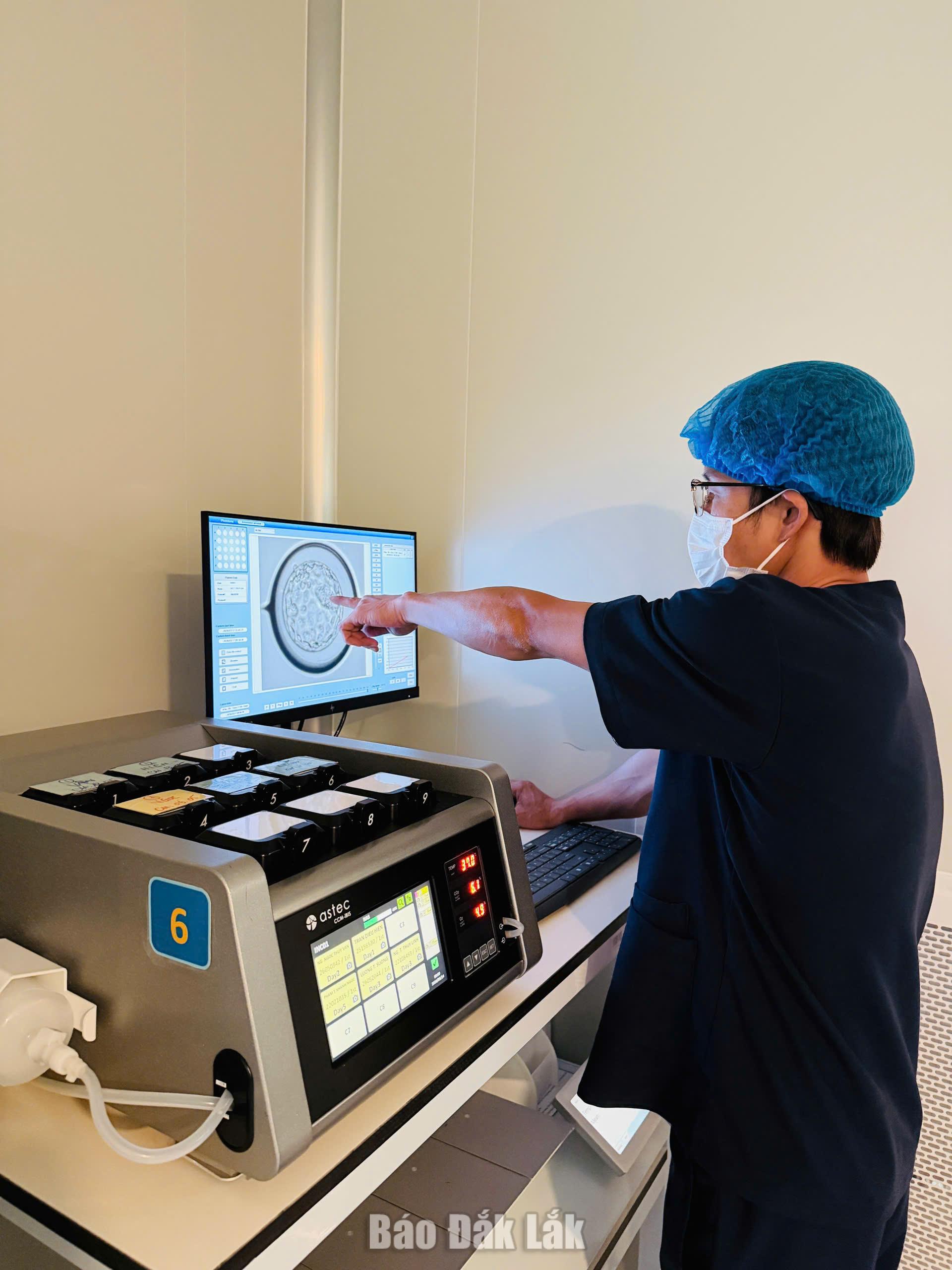 Bước tiến đột phá trong điều trị vô sinh 1 ThS.BS. Lê Huy Khải kiểm tra phôi.