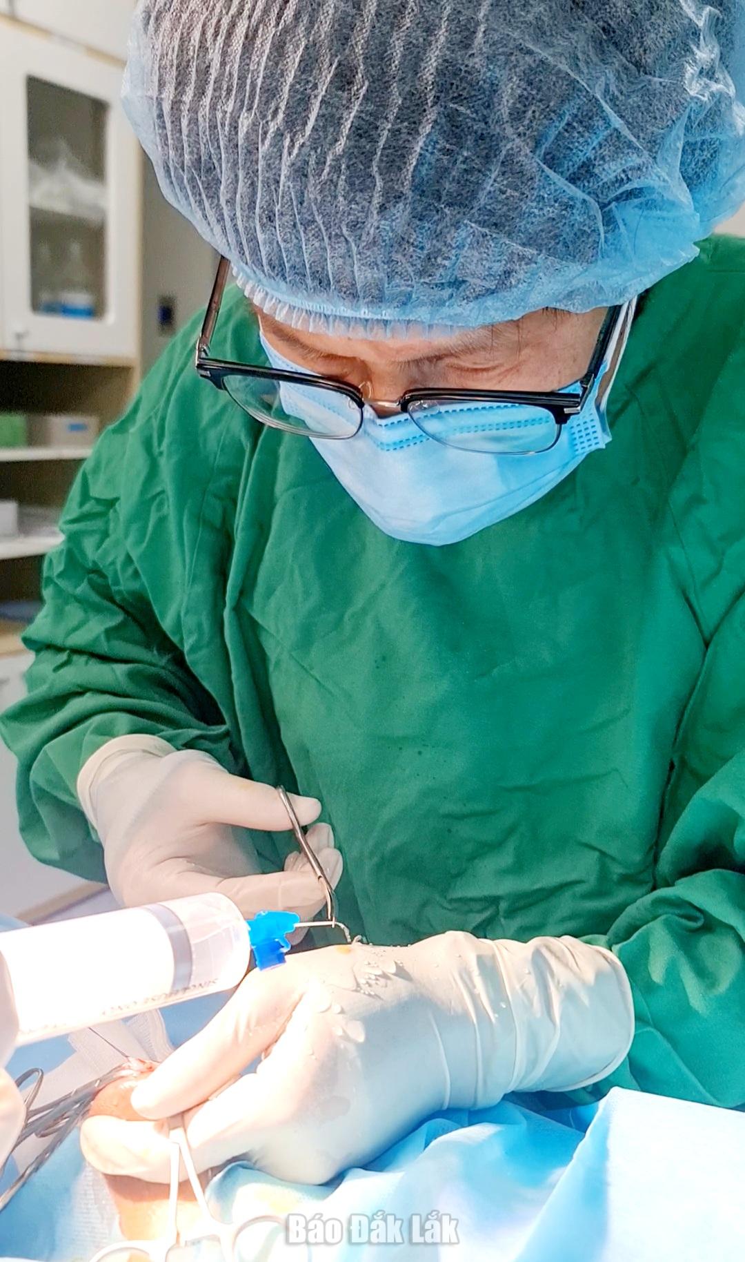 Bước tiến đột phá trong điều trị vô sinh 2 Rửa mô tinh hoàn trước khi đưa vào labo để tìm tinh trùng.