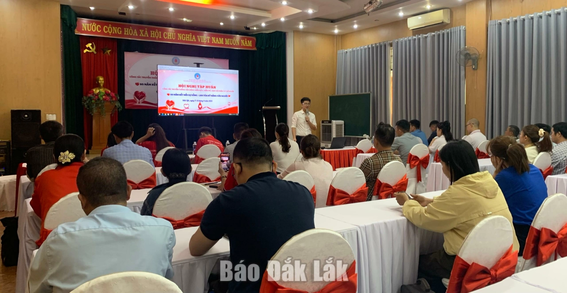 Giảng viên Nguyễn Xuân Giáp hướng dẫn các học viên chuyên đề những thông tin cơ bản về máu và lợi ích của hiến máu tình nguyện.