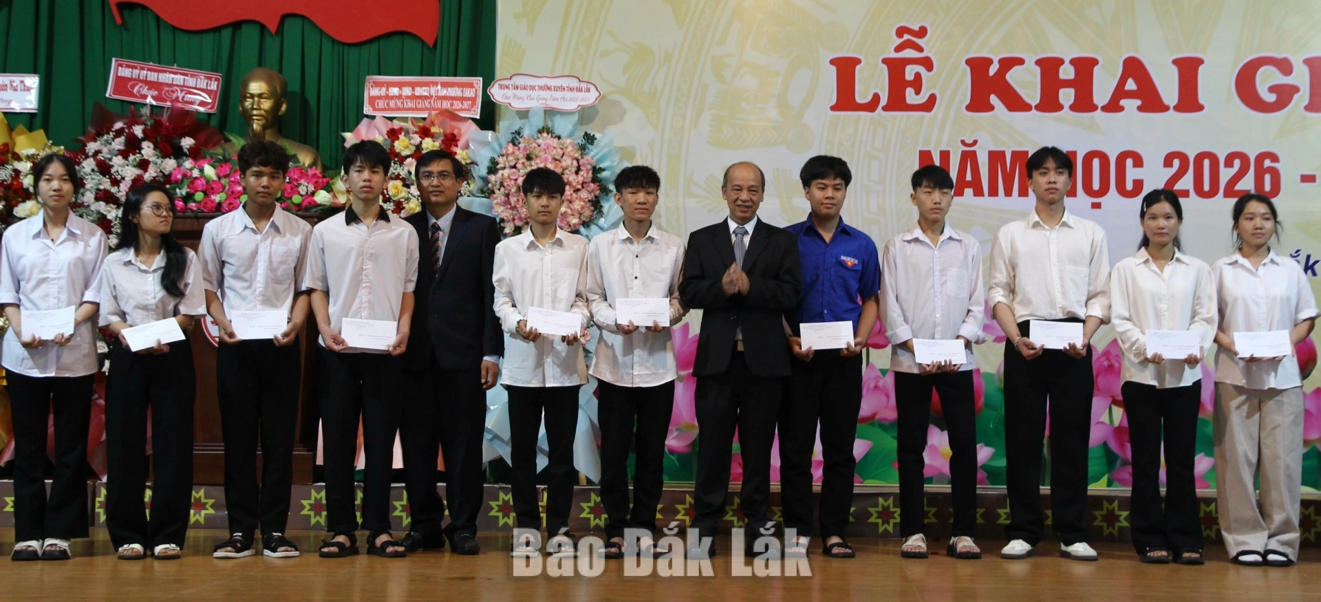 Trường Cao đẳng Đắk Lắk khai giảng năm học 2026 – 2027 3 Hiệu trưởng Trường Cao đẳng Đắk Lắk Đặng Văn Lái trao học bổng tặng các học sinh, sinh viên.