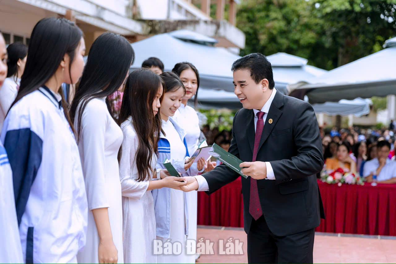 Thầy Võ Quốc Phong, Hiệu trưởng Trường THPT Nguyễn Bỉnh Khiêm trao học bổng khuyến học cho học sinh đầu năm học 2026 - 2027. 