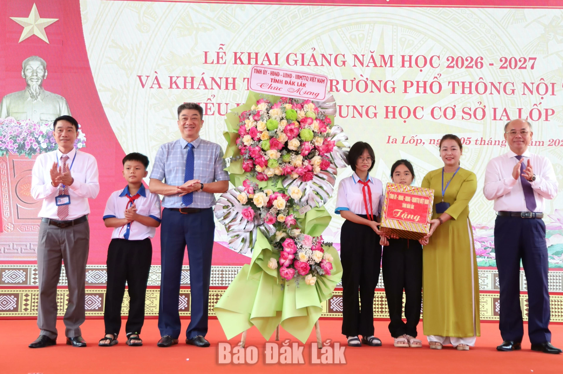 lãnh đạo tỉnh trao hoa và quà của Tỉnh ủy, HĐND, UBND, Ủy ban MTTQ Việt Nam tỉnh tặng thầy và trò nhà trường.
