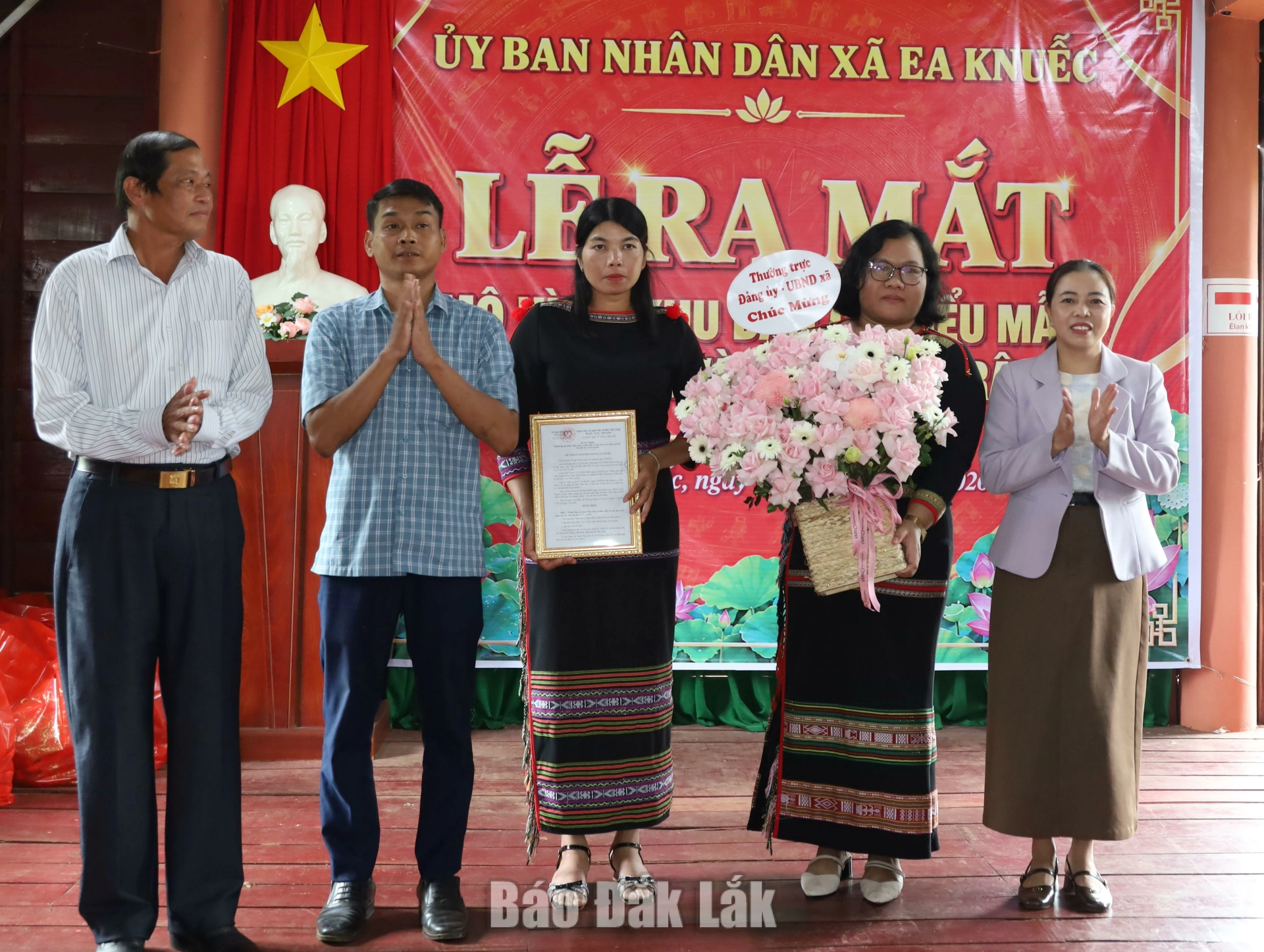 Lãnh đạo xã Ea Knuếc tặng hoa chúc mừng buôn Briêng triển khai mô hình điểm.