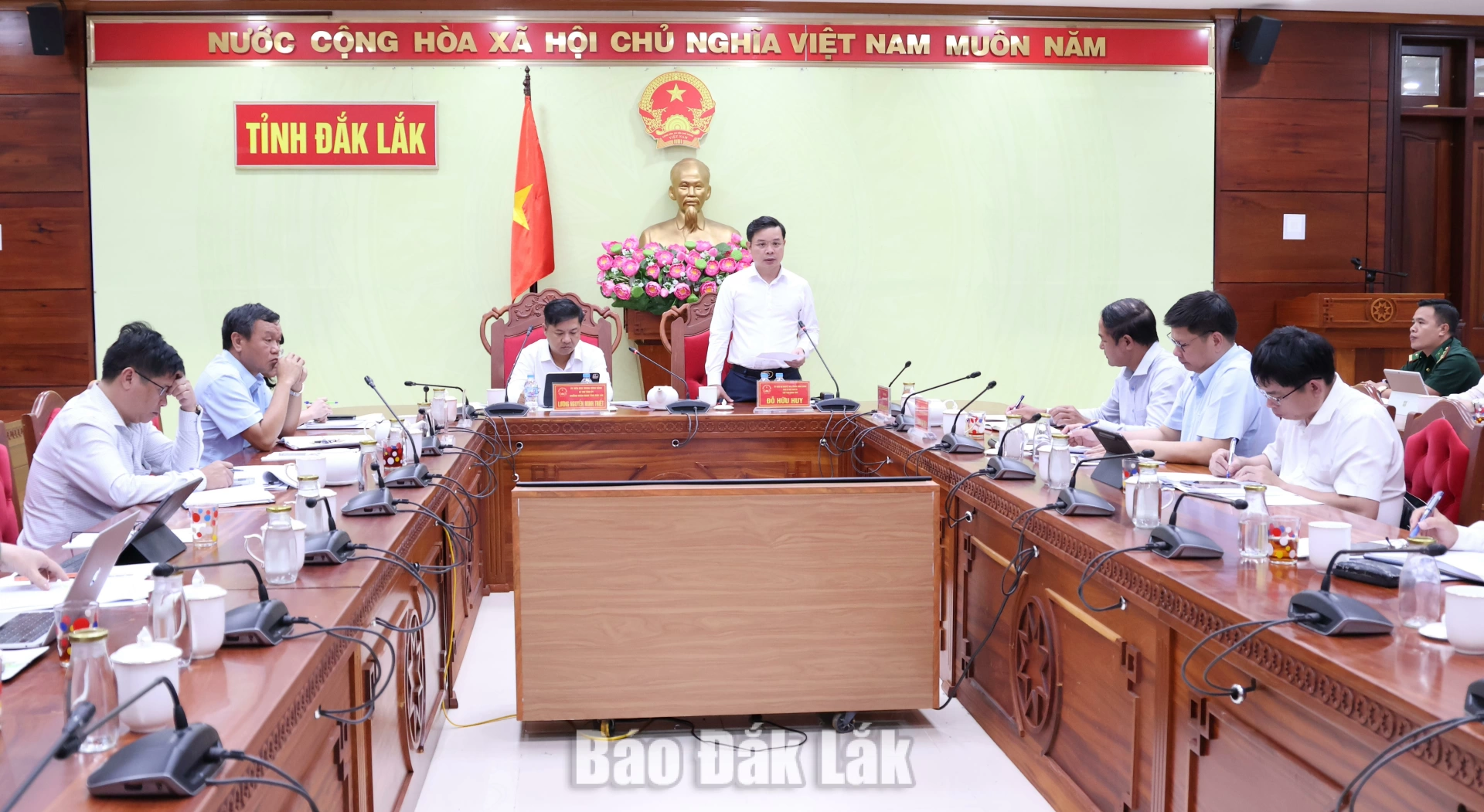Xây dựng kịch bản giải ngân vốn cho từng dự án đầu tư công 1 Lãnh đạo tỉnh Đắk Lắk và các đại biểu dự họp.