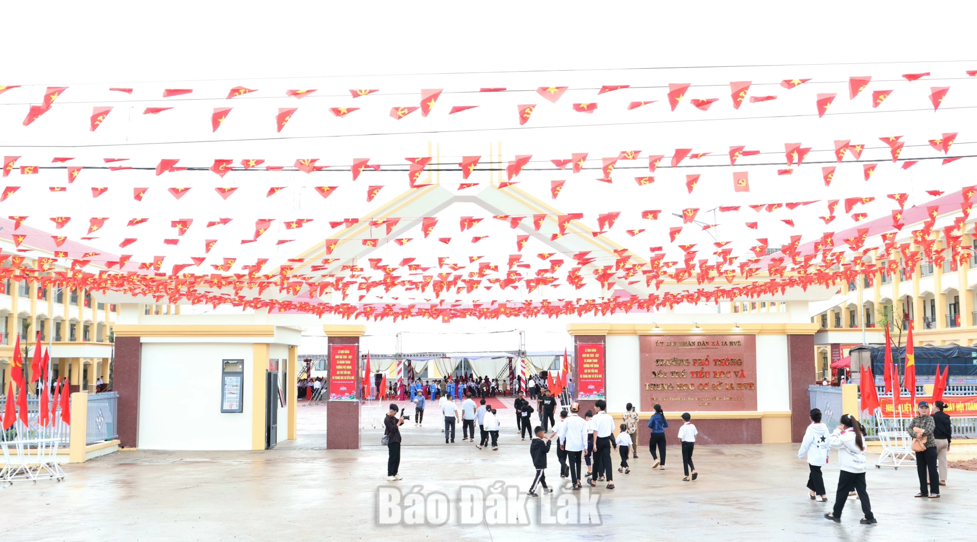 Niềm vui ngày khai giảng của thầy trò vùng biên Ia Rvê 1 Trường biên giới rực rỡ ngày đầu năm học mới.