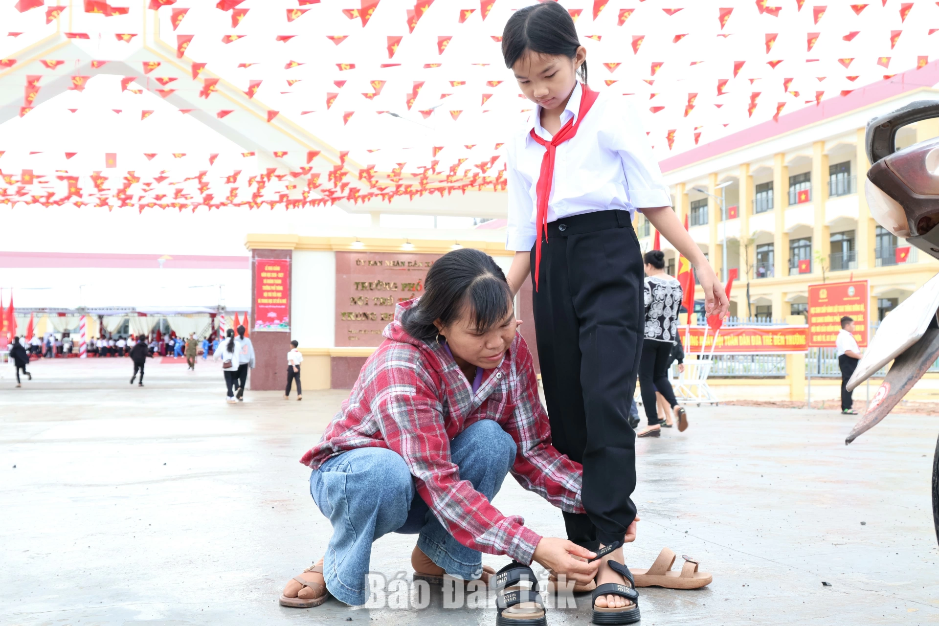 Niềm vui ngày khai giảng của thầy trò vùng biên Ia Rvê 2 Cháu Hoàng Thị Thanh Tuyền được mẹ thay dép mới trước khi vào dự Lễ khai giảng.