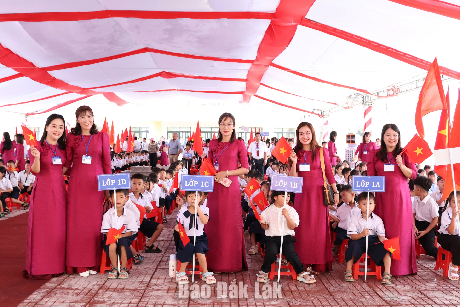 Niềm vui ngày khai giảng của thầy trò vùng biên Ia Rvê 4 Cô trò trường biên giới lại buổi khai giảng.