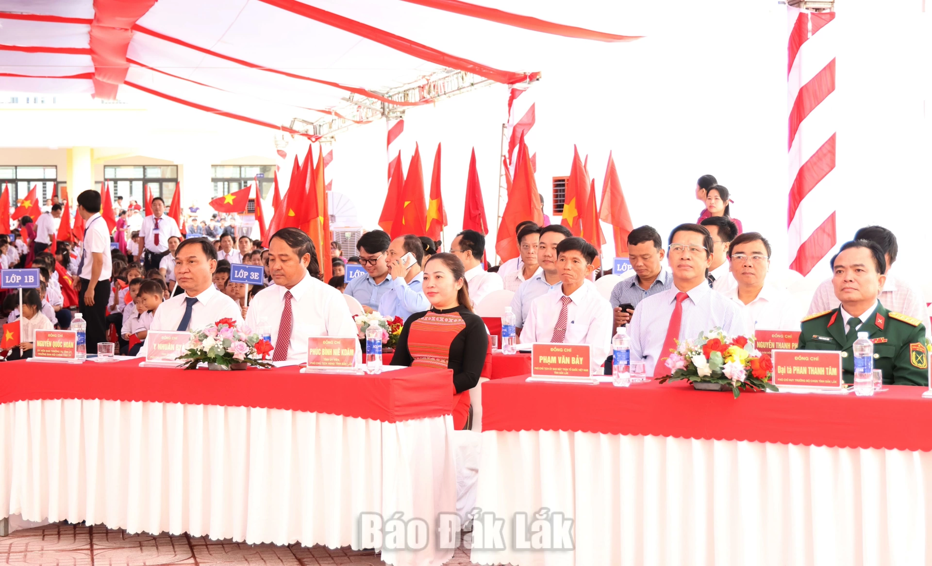 Niềm vui ngày khai giảng của thầy trò vùng biên Ia Rvê 3 Các đồng chí lãnh đạo tỉnh và các sở, ngành đến dự Lễ khai giảng tại Trường Phổ thông nội trú liên cấp tiểu học và THCS xã Ia Rvê.
