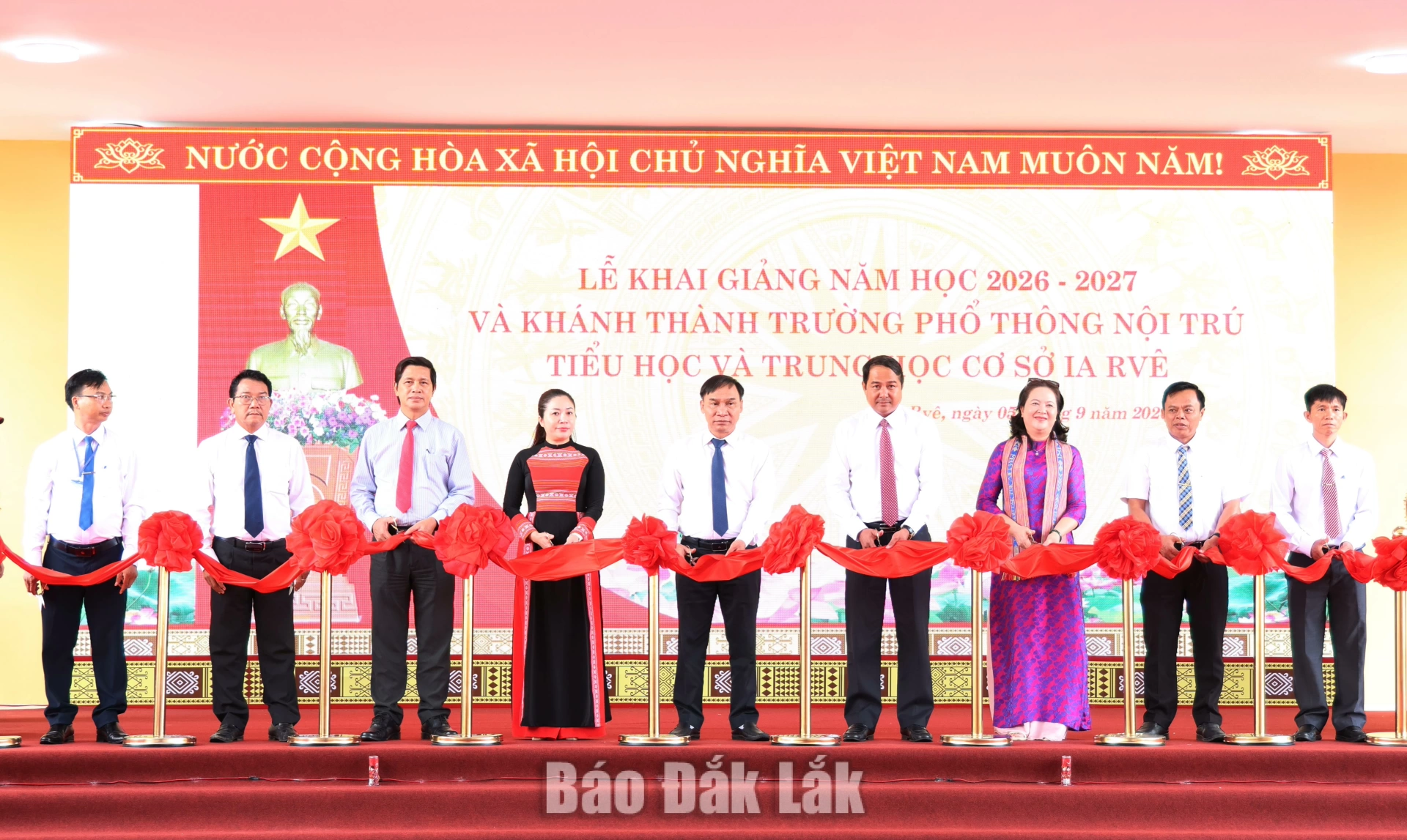 Niềm vui ngày khai giảng của thầy trò vùng biên Ia Rvê 5 Các đại biểu cắt băng khánh thànhTrường Phổ thông nội trú liên cấp tiểu học và THCS xã Ia Rvê.