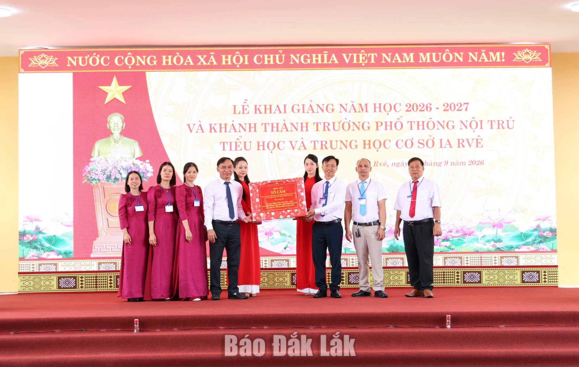 Niềm vui ngày khai giảng của thầy trò vùng biên Ia Rvê 6 Nguyễn Quốc Hoàn, Ủy biên Ban Thường vụ Tỉnh ủy, Trưởng Ban Nội chính Tỉnh ủy tặng quà của Tổng Bí thư, Chủ tịch nước Tô Lâm cho nhà trường.