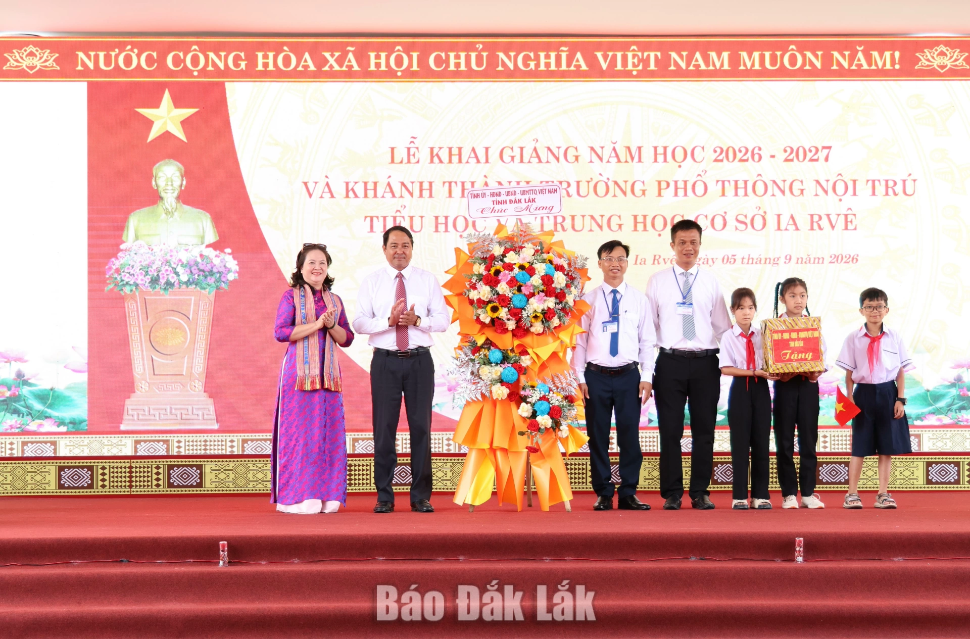 Niềm vui ngày khai giảng của thầy trò vùng biên Ia Rvê 8 Phó Chủ tịch UBND tỉnh Đắk Lắk Y Nhuân Byã, chúc mừng thầy trò nhà trường.